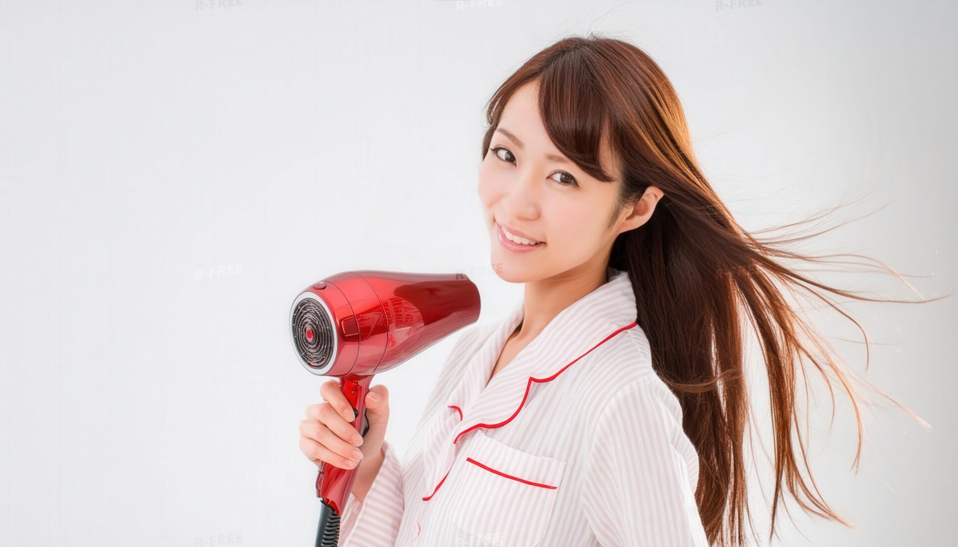 ドライヤーを持つ女性