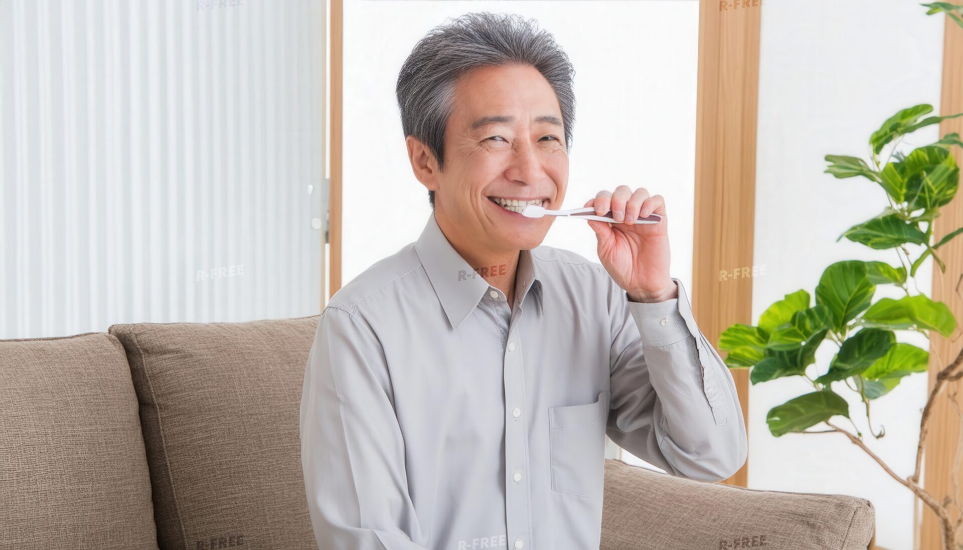 歯を磨く男性1
