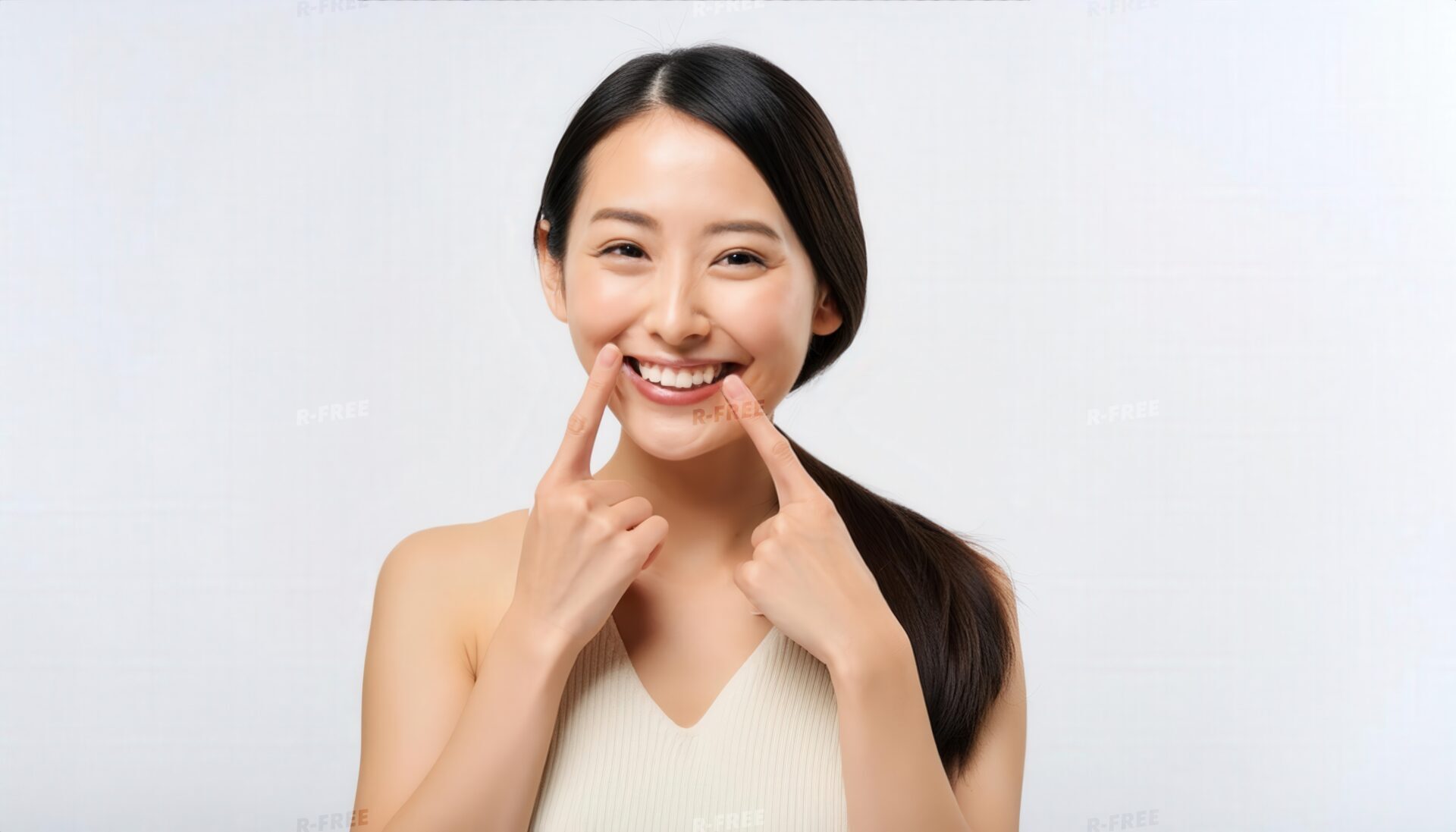 笑顔を指差す女性1