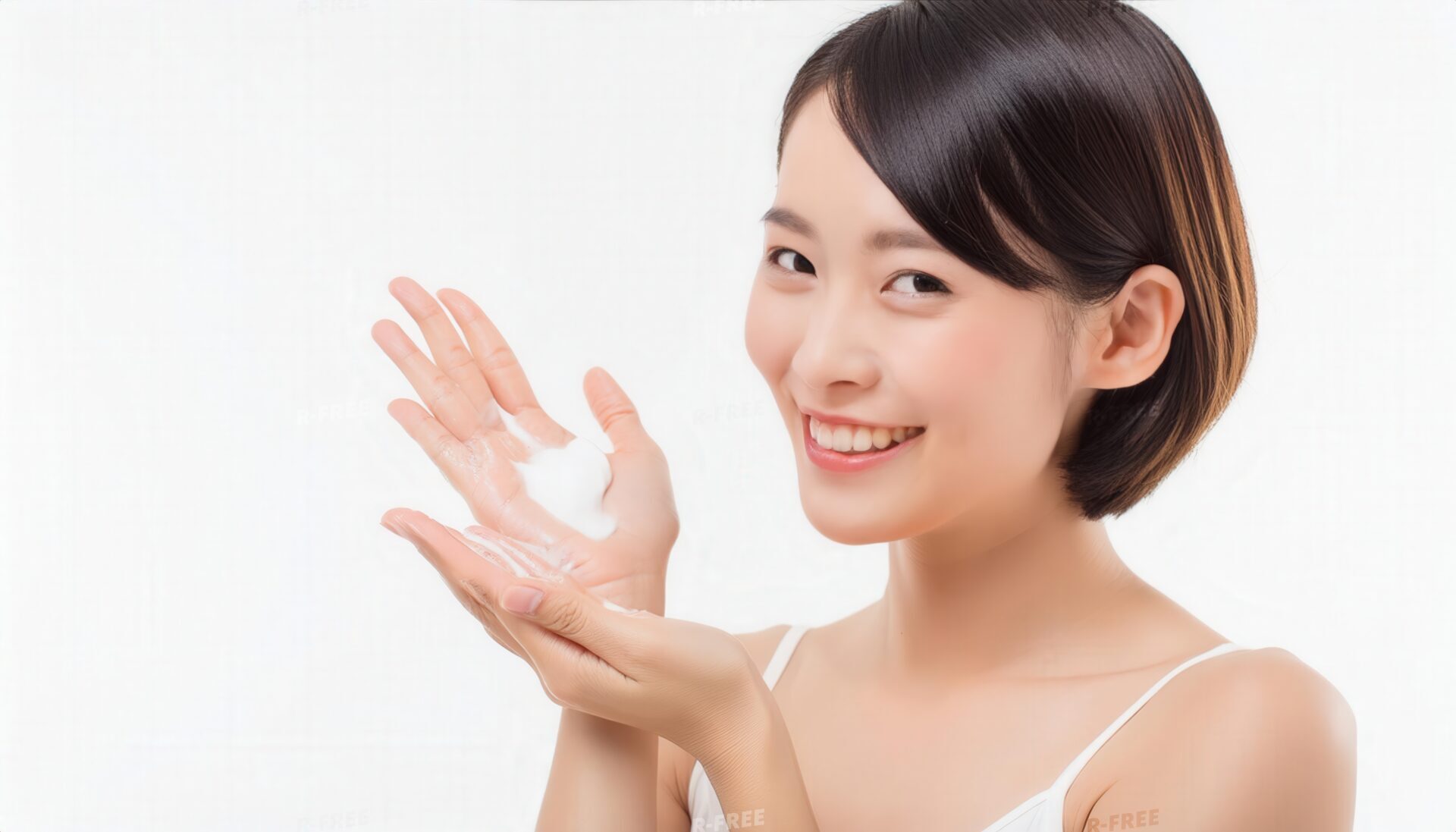 泡で肌を整える女性