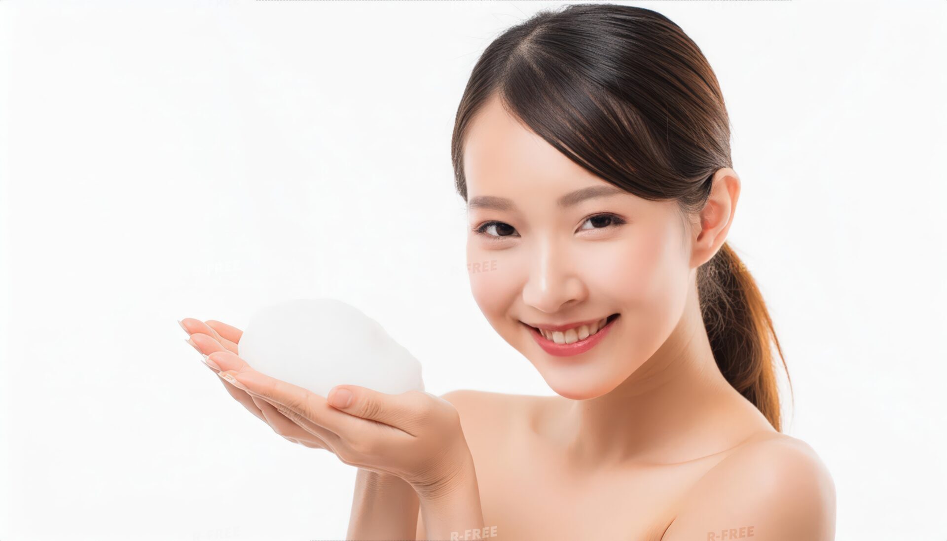 泡を見つめる女性