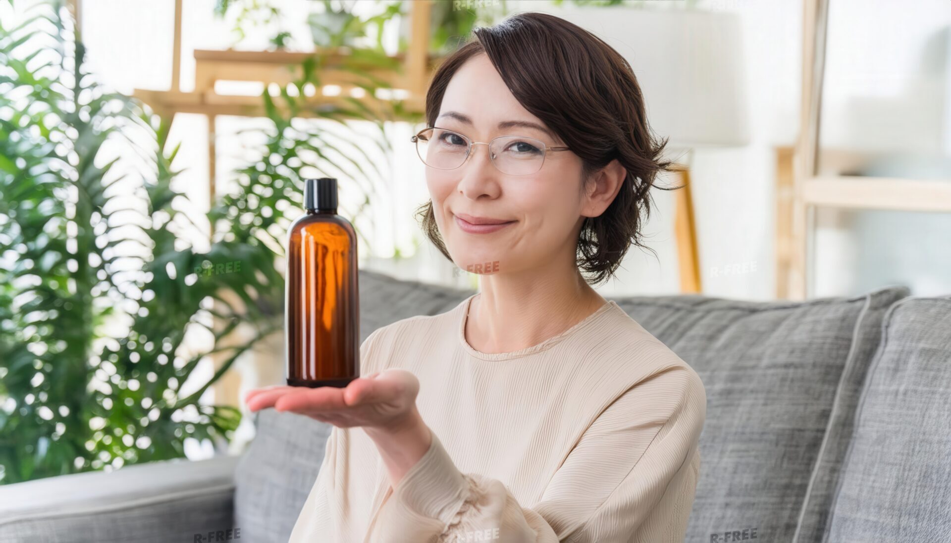 化粧水・美容液のボトルを持つ眼鏡の女性