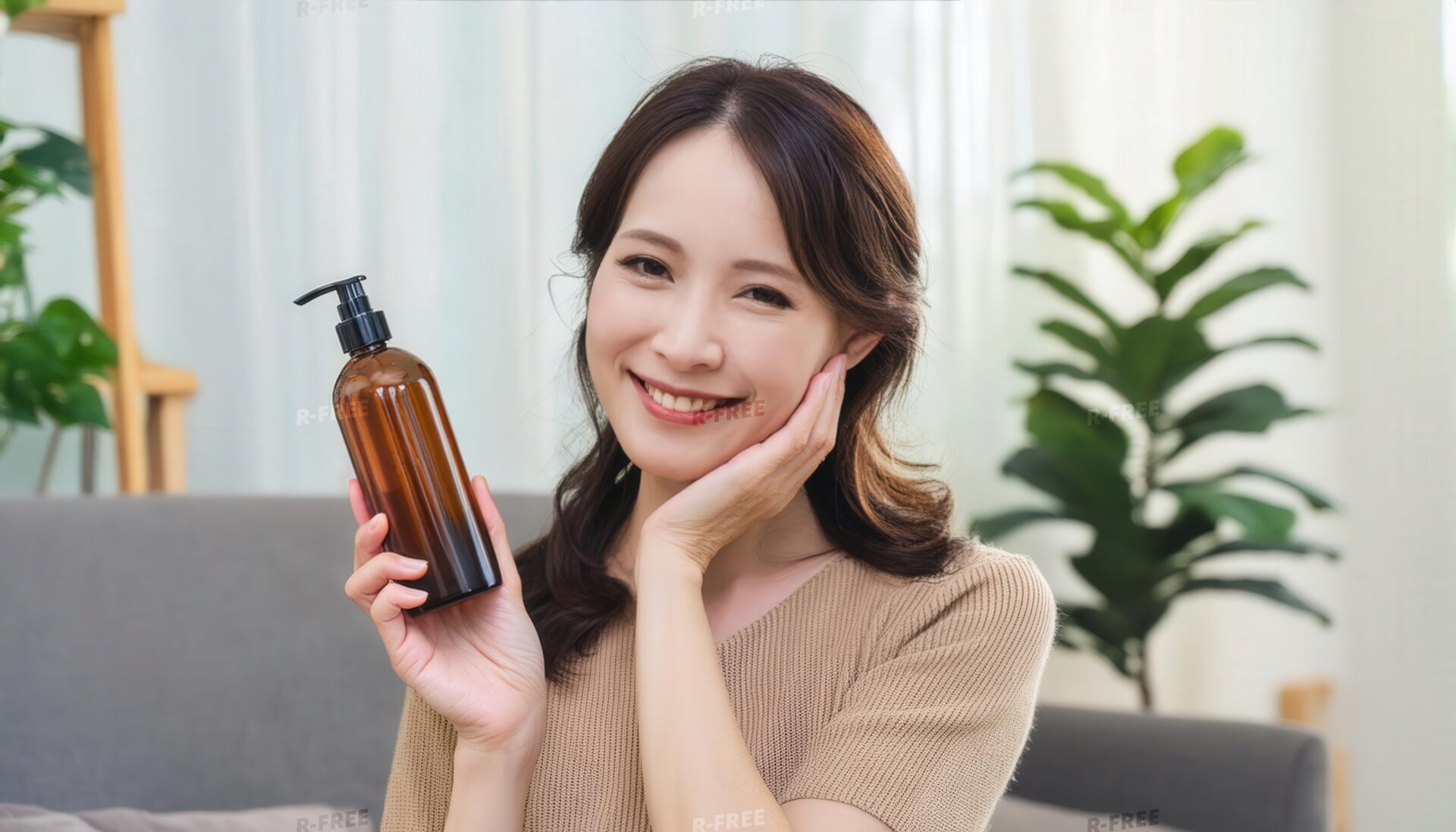化粧水・美容液のボトルを持つ微笑みの女性