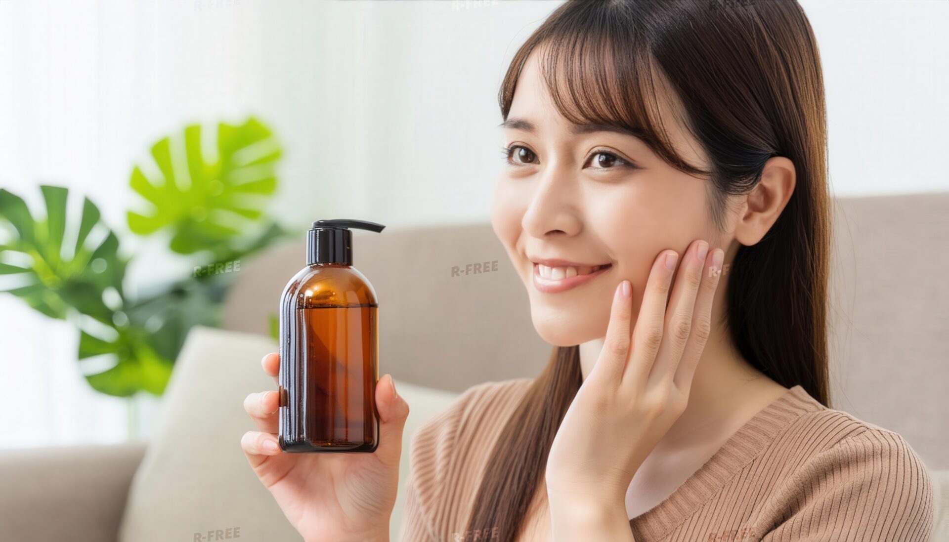 化粧水・美容液のボトルを持ちほほを触れる女性