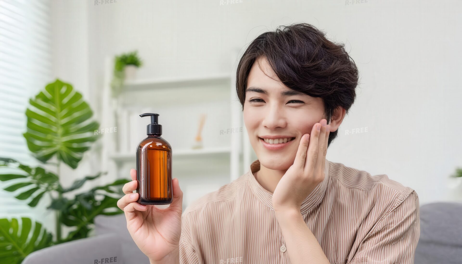 化粧水・美容液のボトルを手にする男性