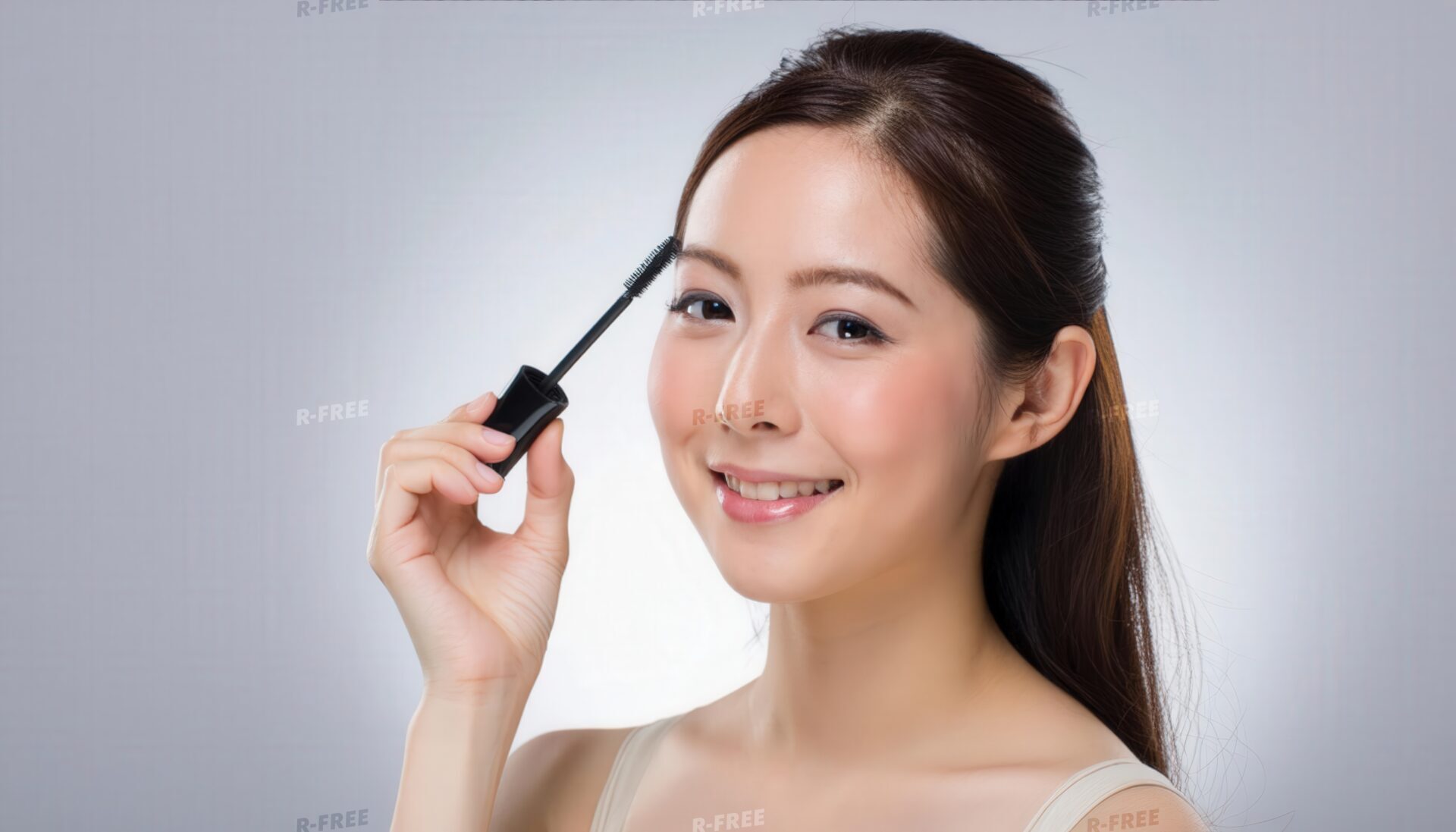 マスカラを持つ女性1