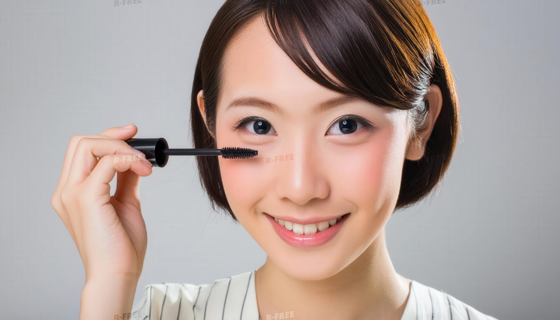 マスカラを持つ女性5