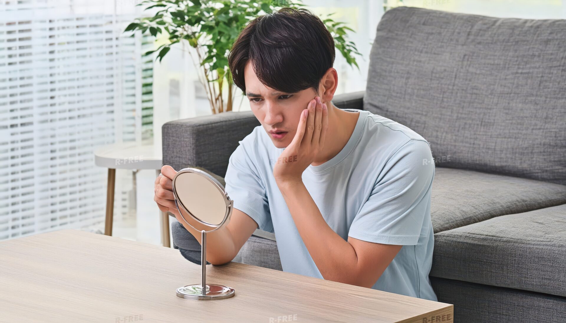 鏡を見て肌を気にする男性5
