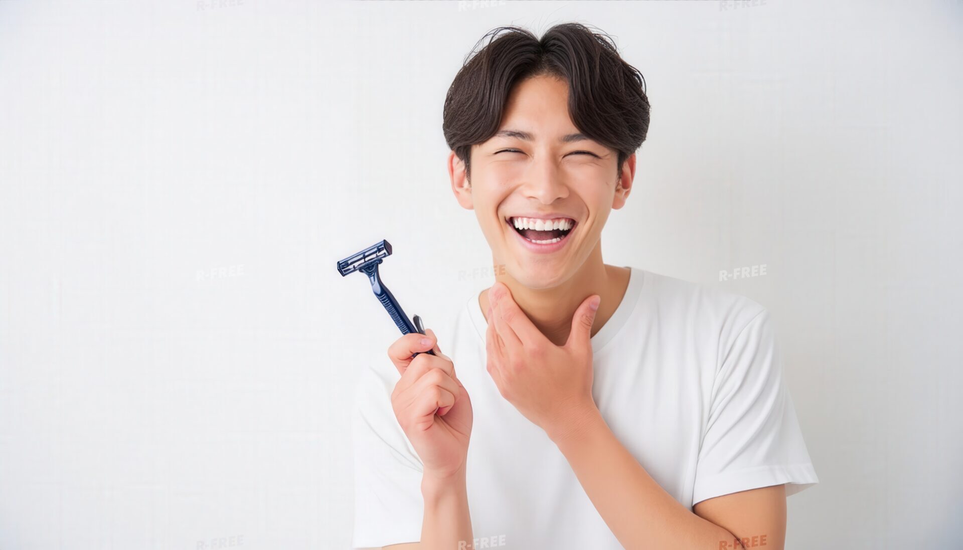 青いカミソリを持ち首元を触る白Tシャツの男性