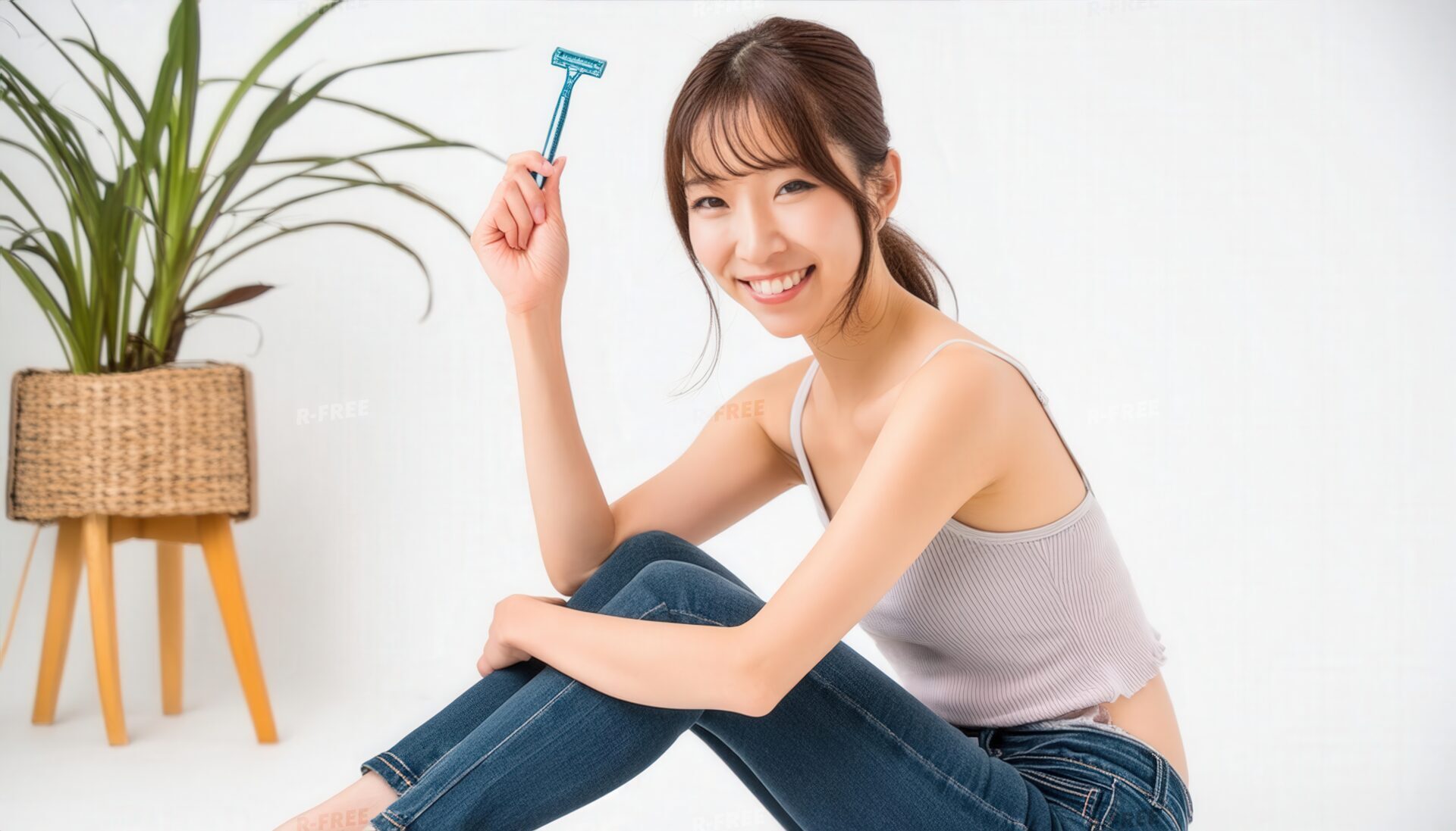 シェーバーを持つ女性2