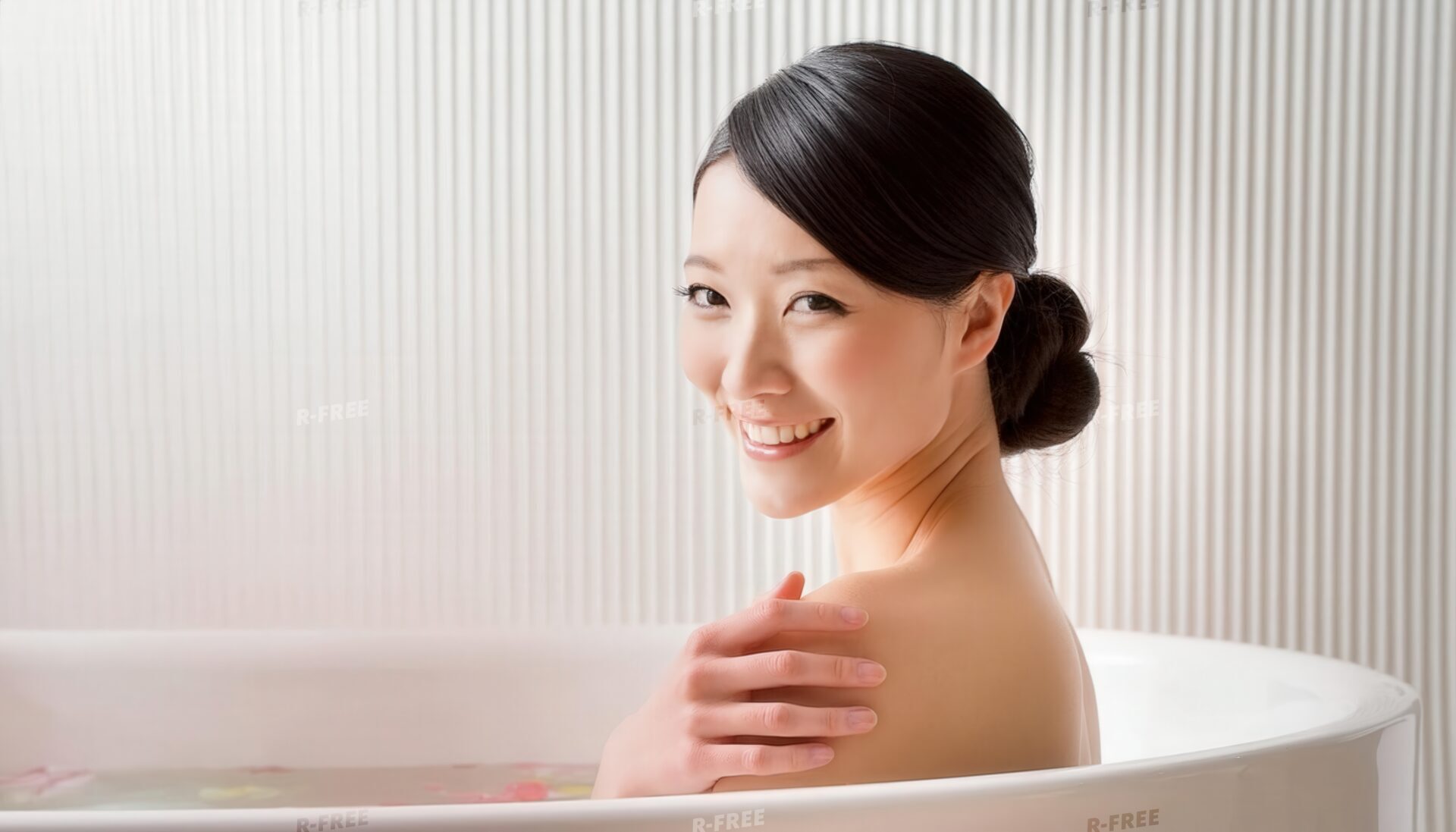 バスタブの中の女性
