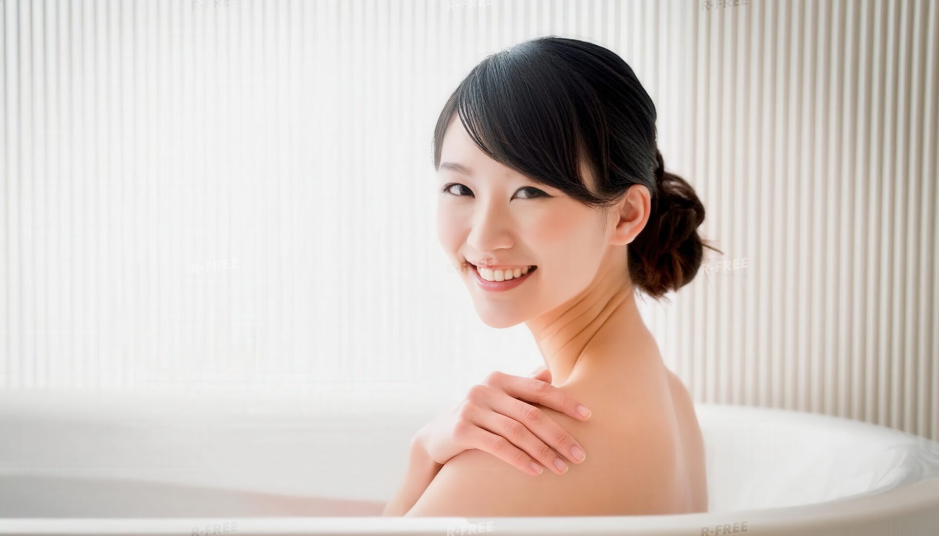 肩に手を添えて穏やかに微笑むまとめ髪の女性