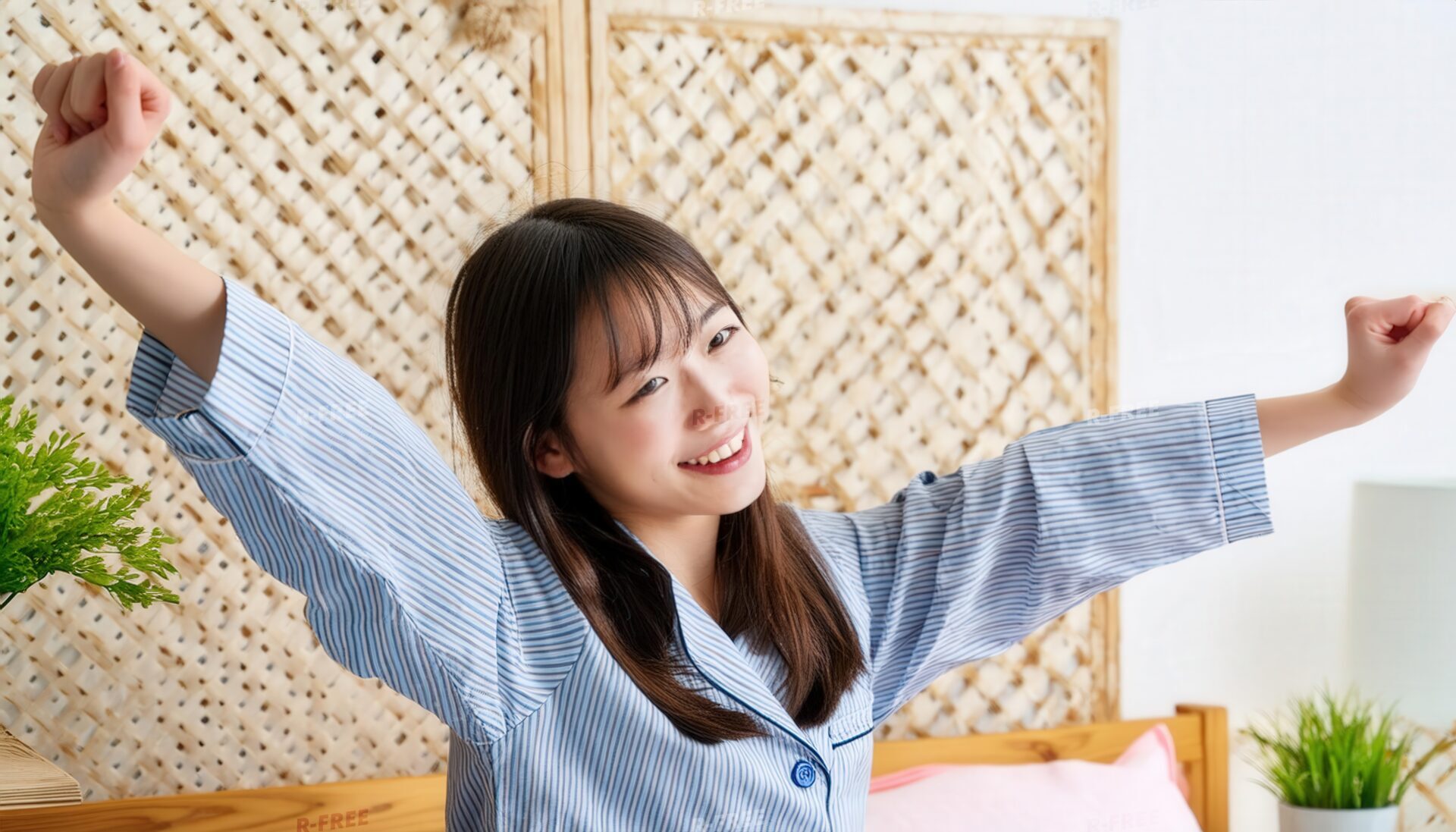 早起きして笑顔で両腕を広げる青ストライプの女性