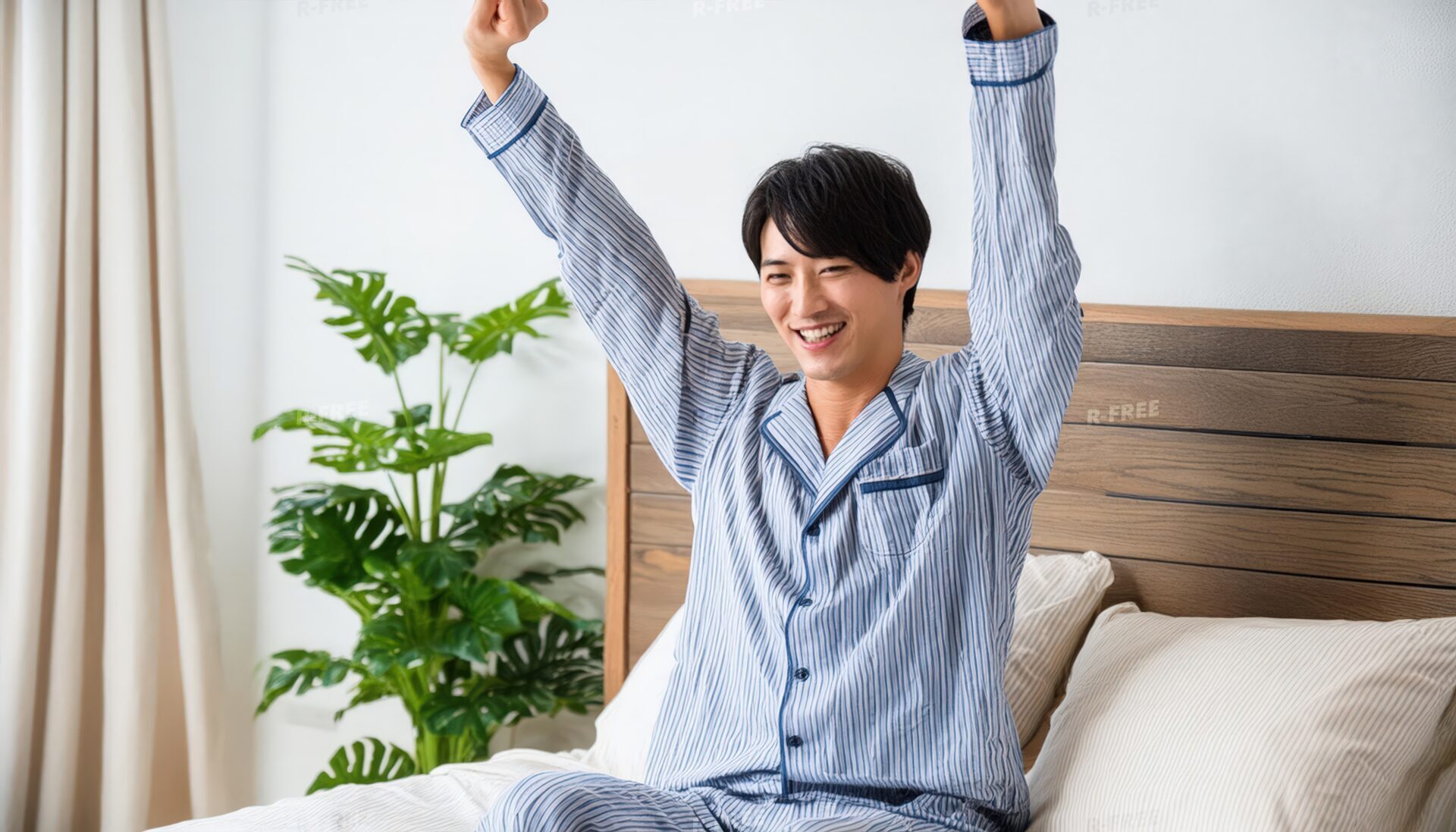 目覚めの瞬間を迎える若い男性4
