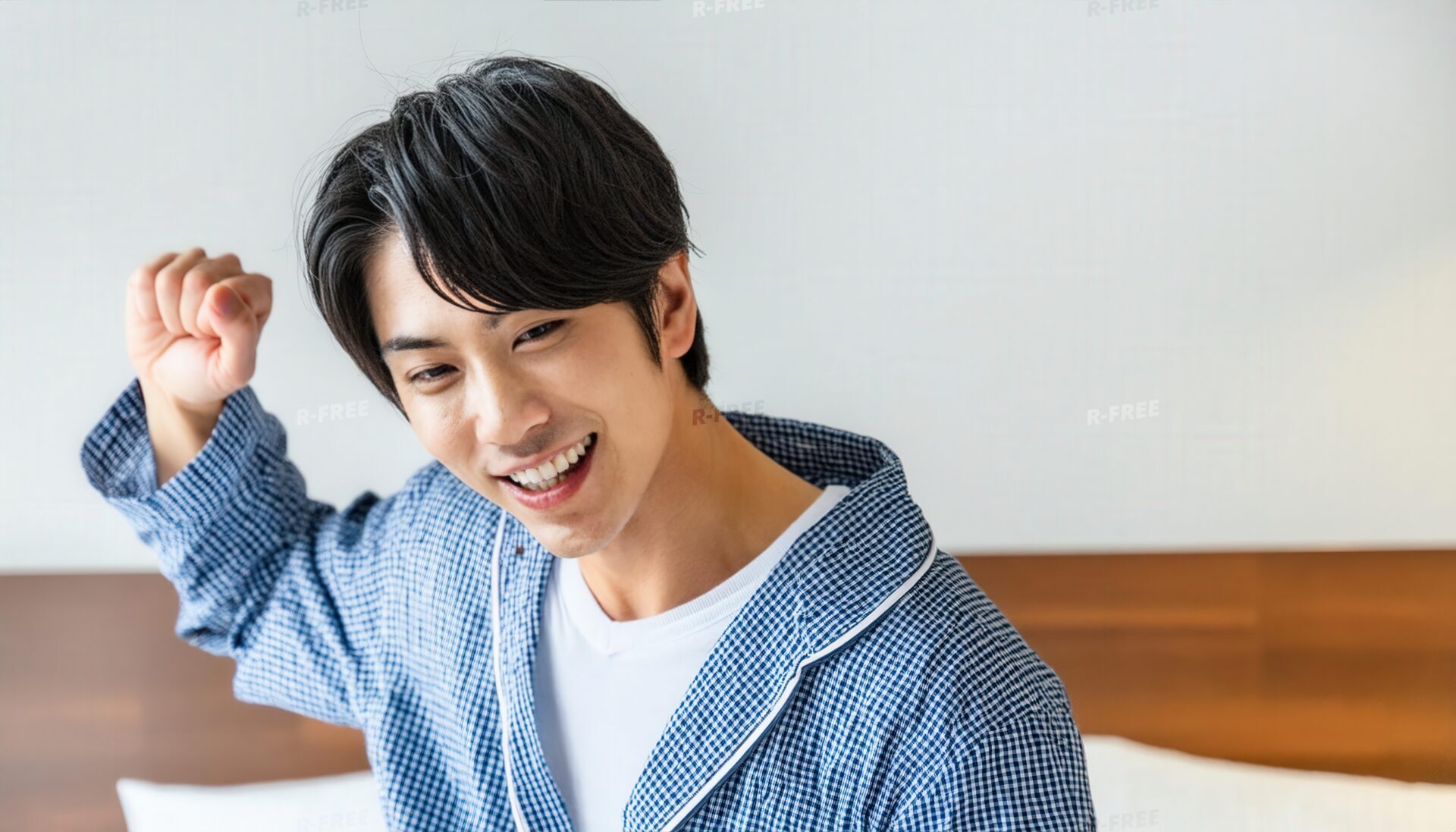 朝早起きしている男性の笑顔のガッツポーズ