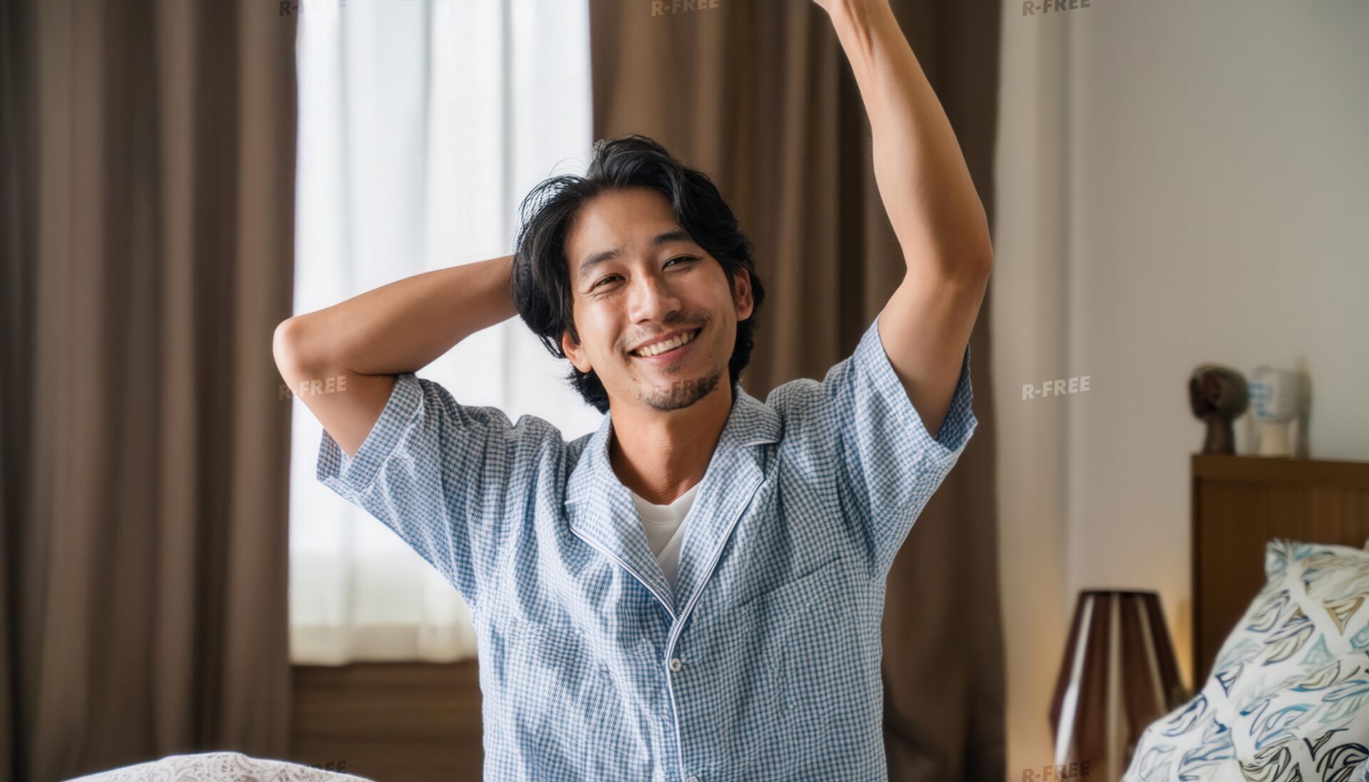 朝早起きしている男性の腕を上げた背伸び姿