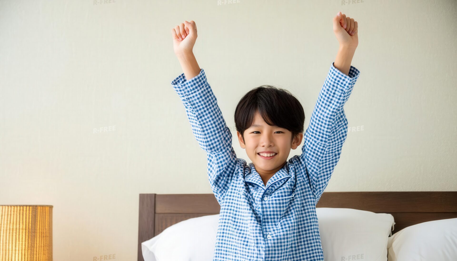 朝早起きしている少年と暖色照明のベッドルーム