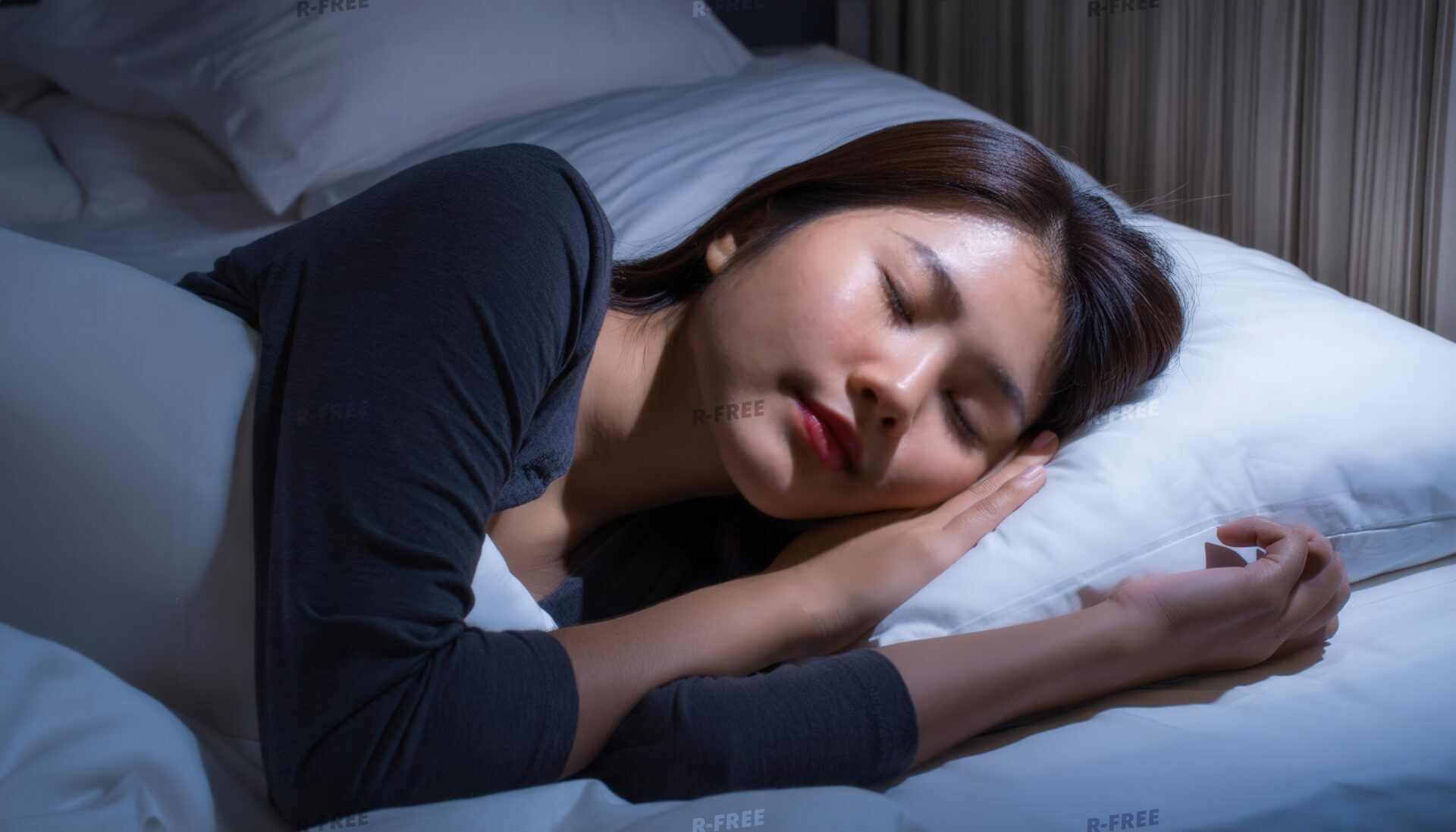 夜に就寝する黒い長袖の若い女性