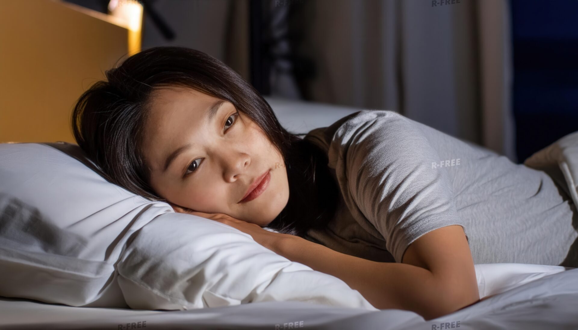 夜に就寝する前方を見つめる若い女性