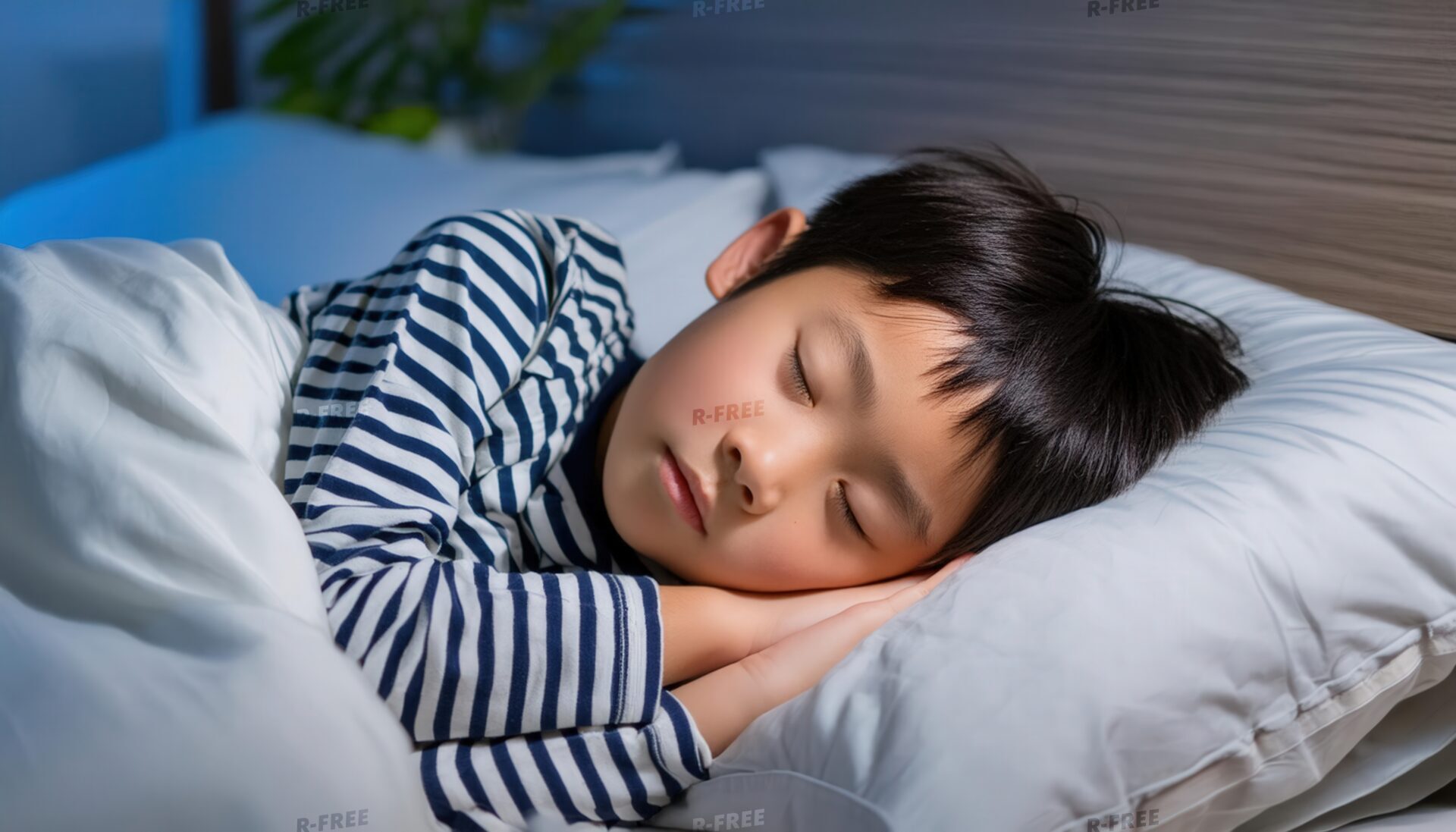 ベッドで横たわる子供（目を閉じ安らかに眠る）