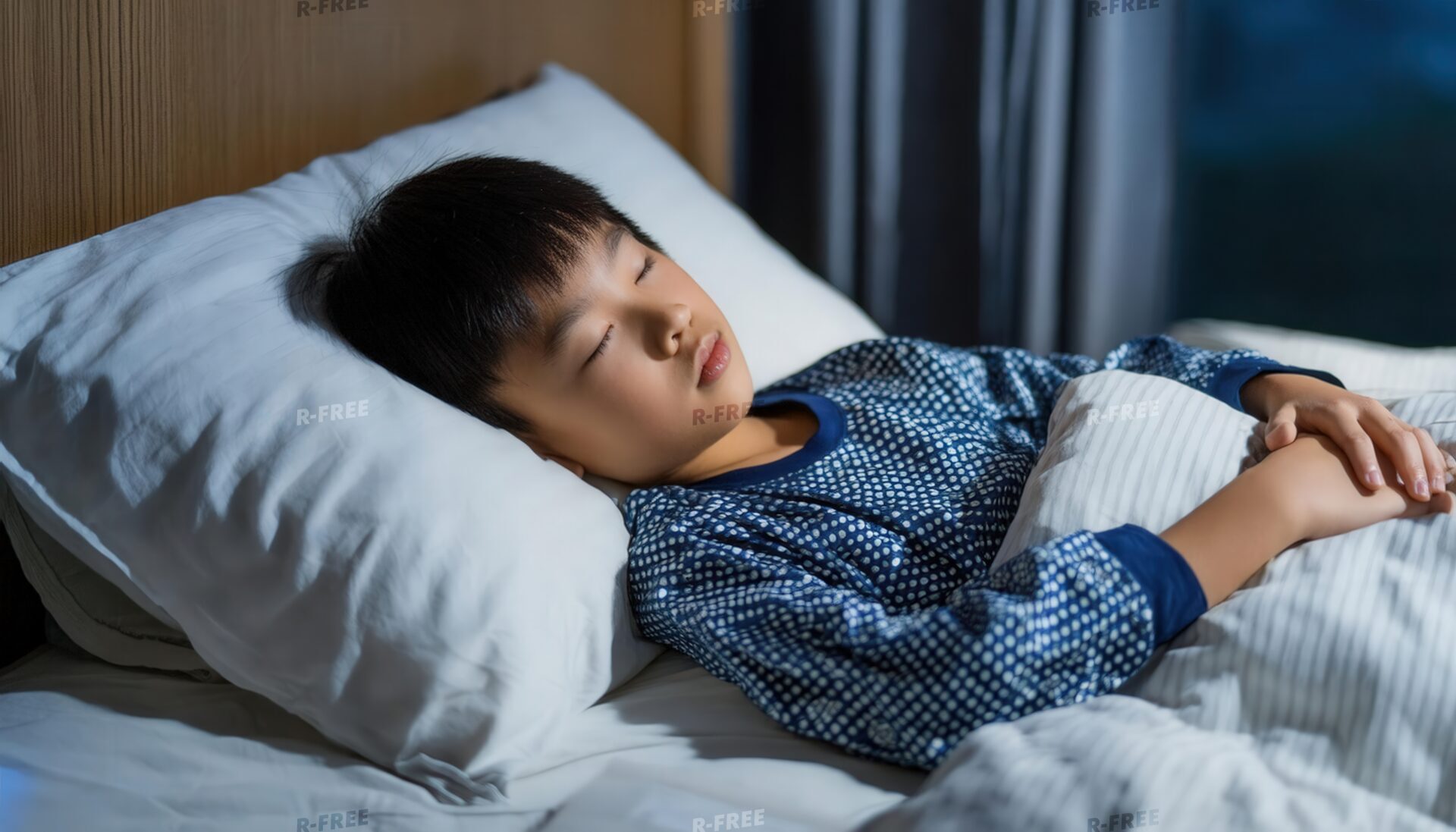 ベッドで休息する子供