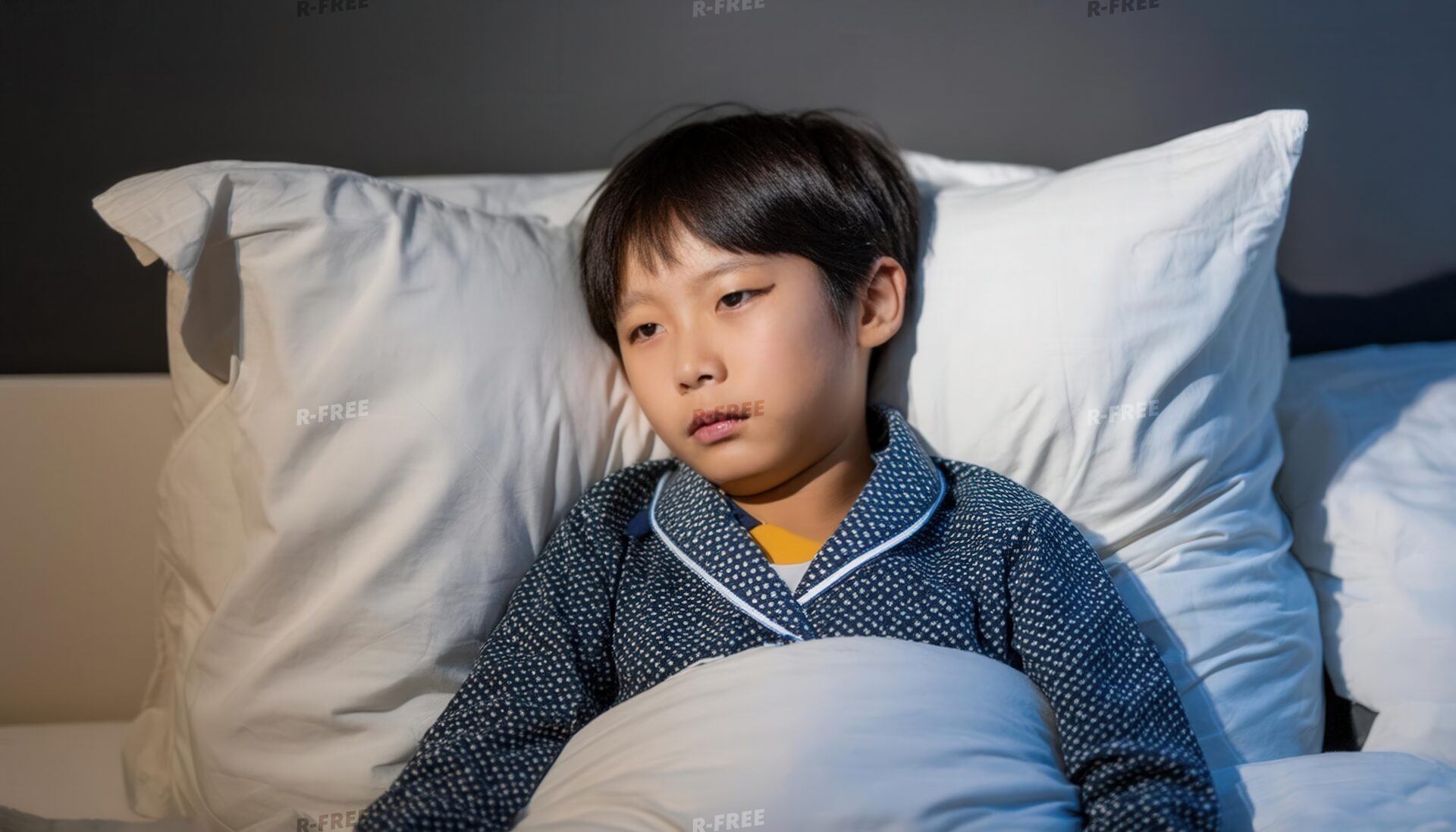 ベッドで目を覚ます子供