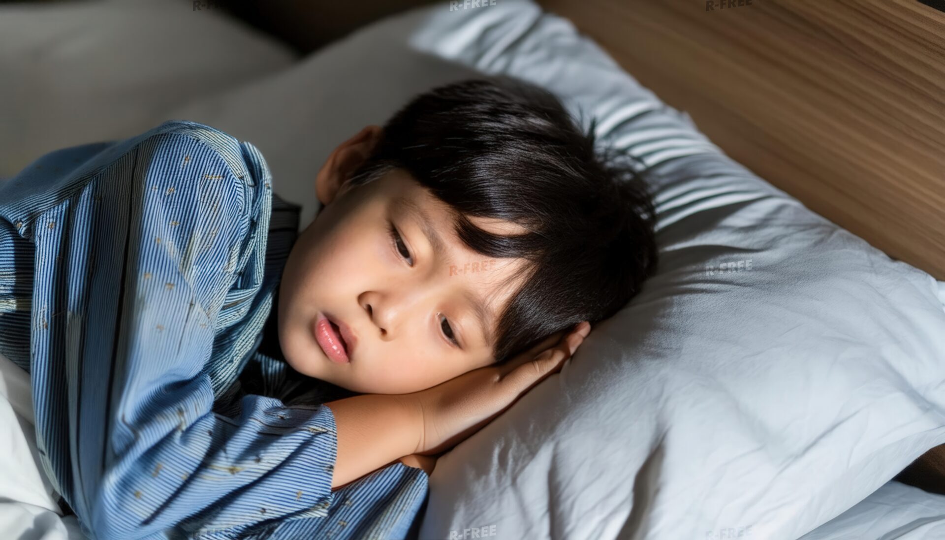 夜に物思いにふける子供