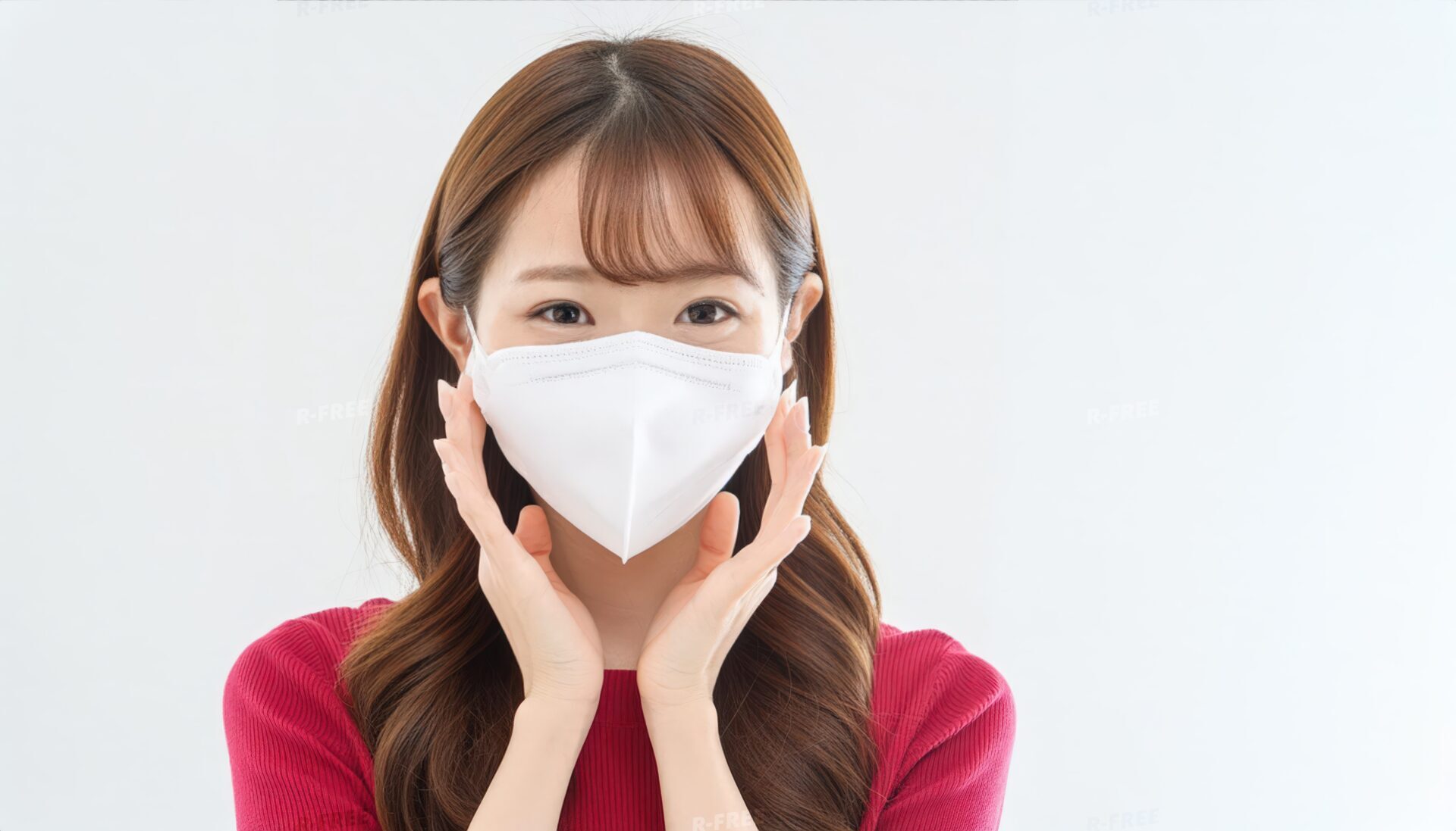 白いマスクを着用する女性