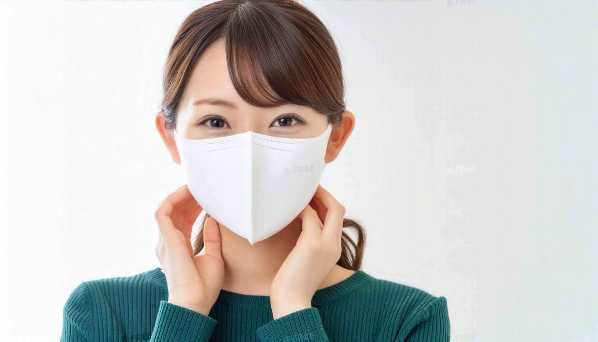 白いマスクの女性