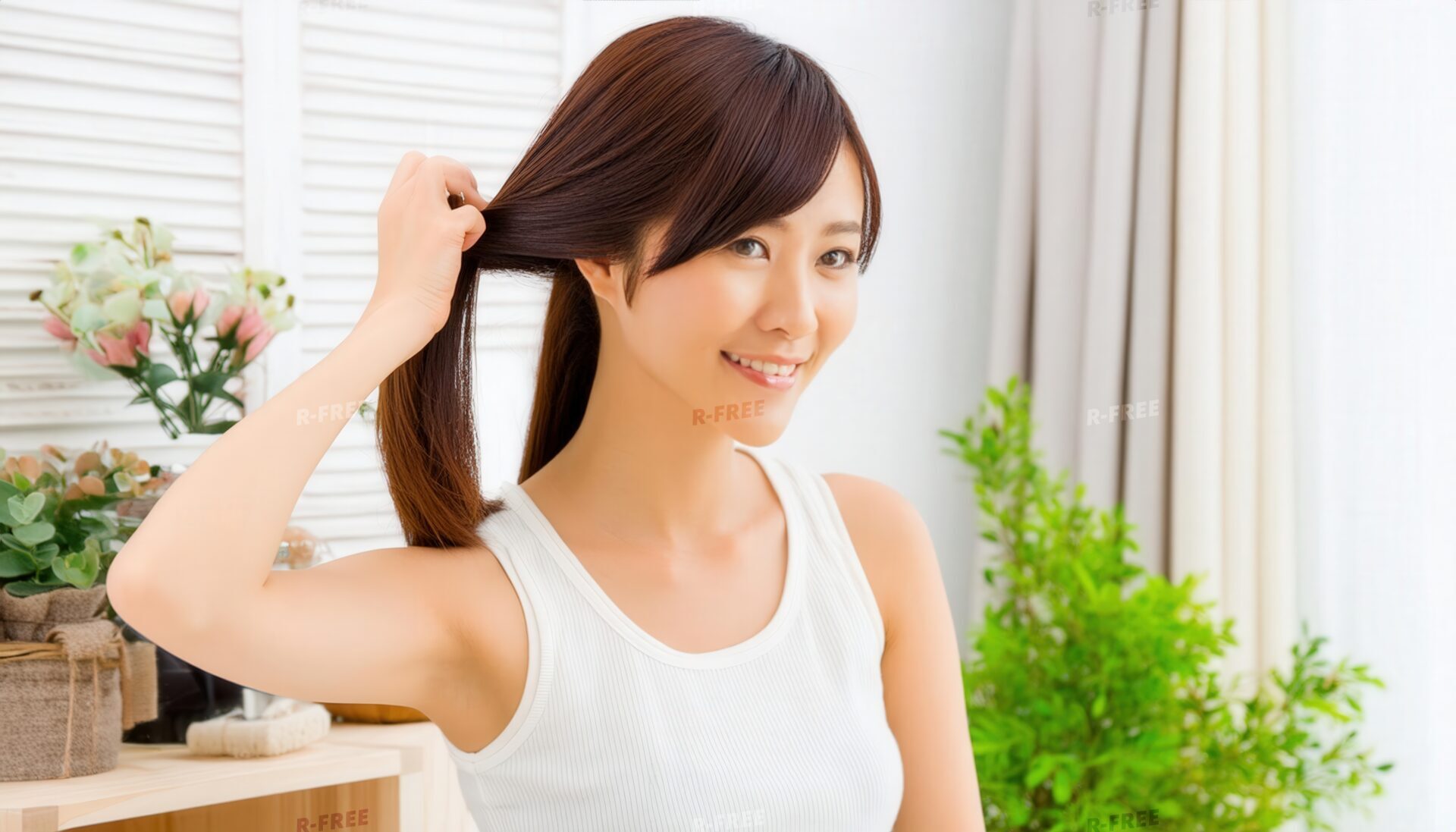 髪を結ぶ女性