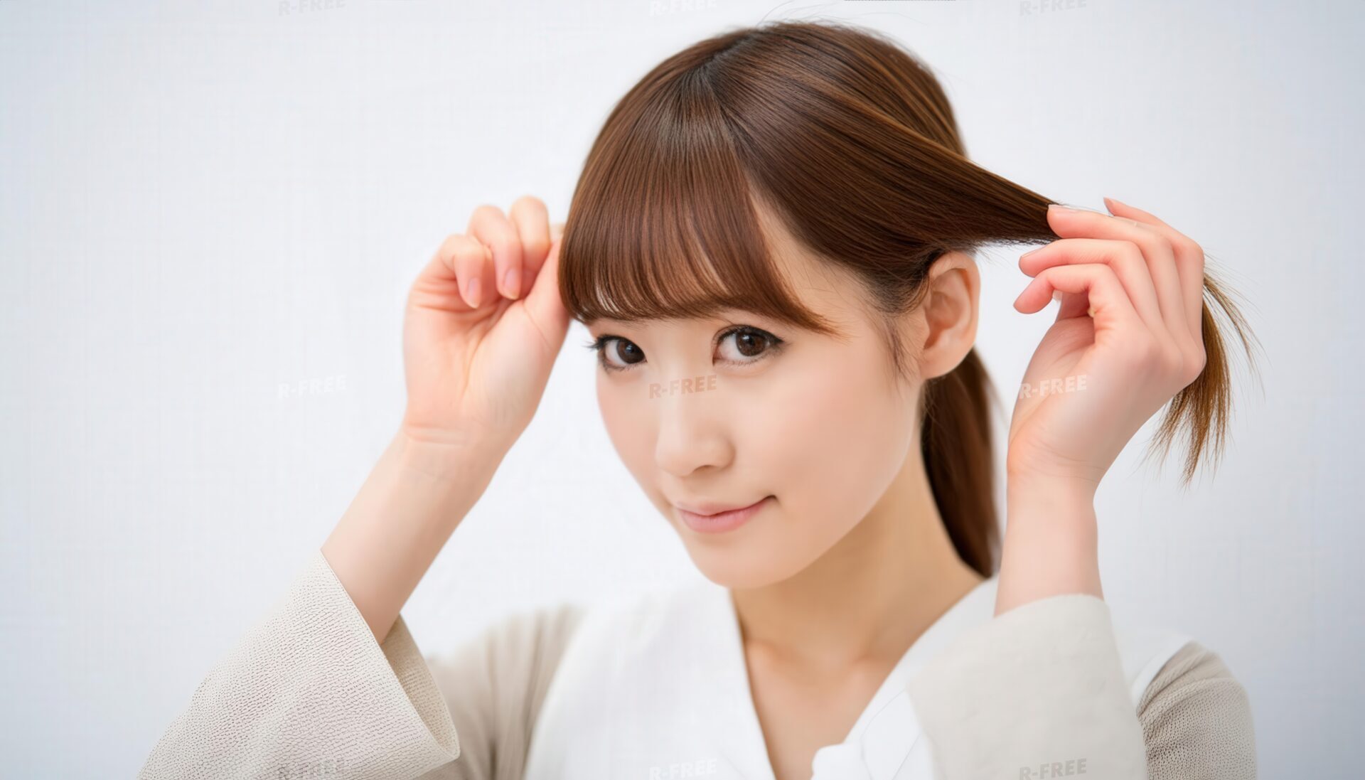髪を触る女性3