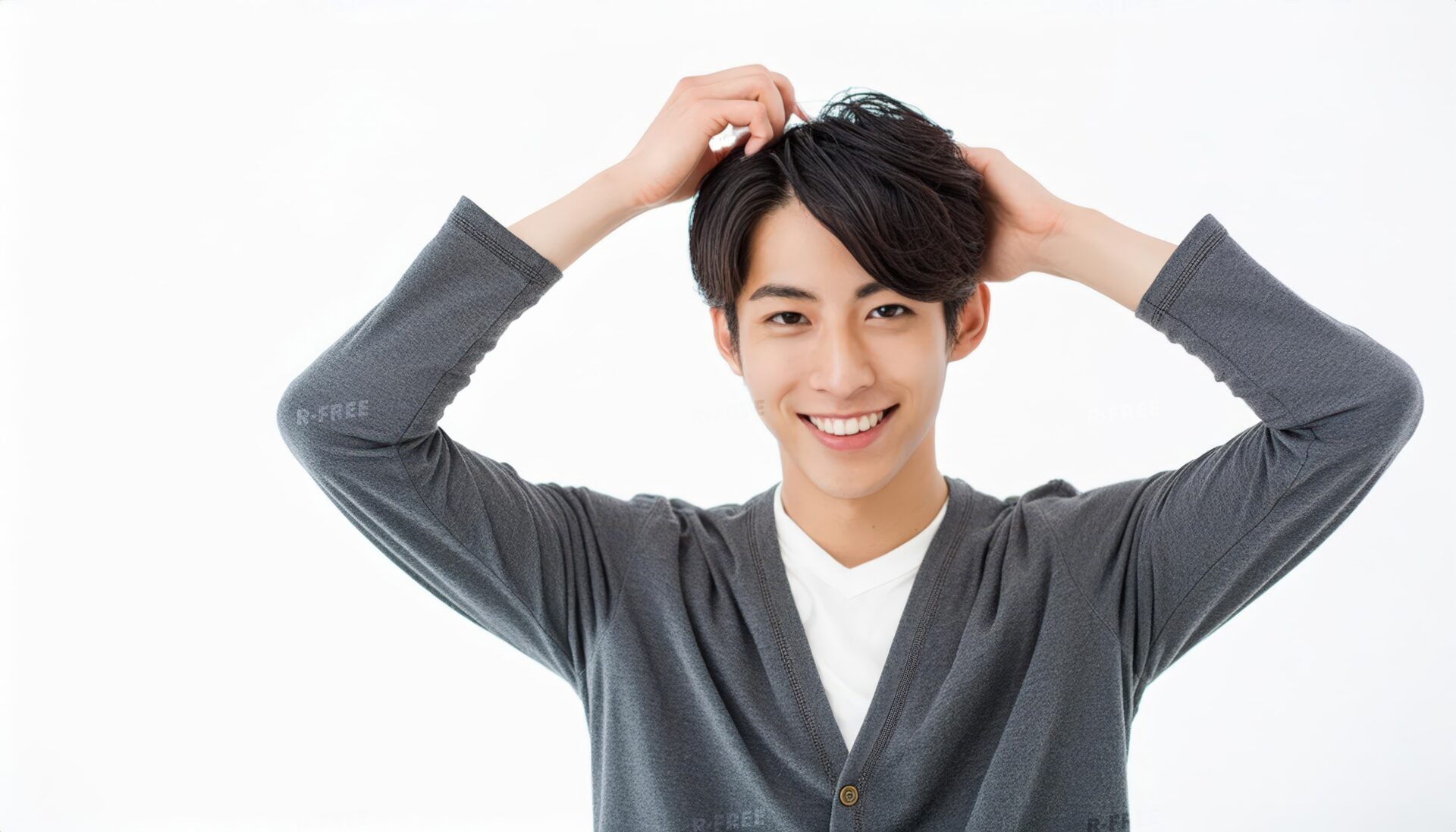 髪を整える男性2