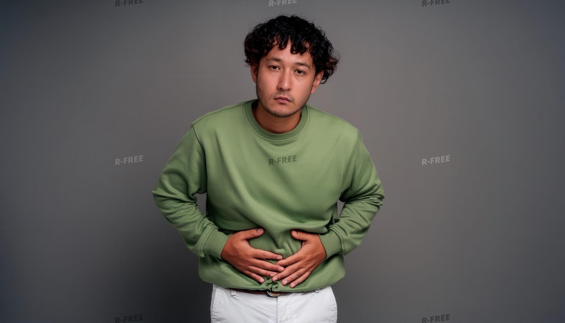 緑の服を着た男性