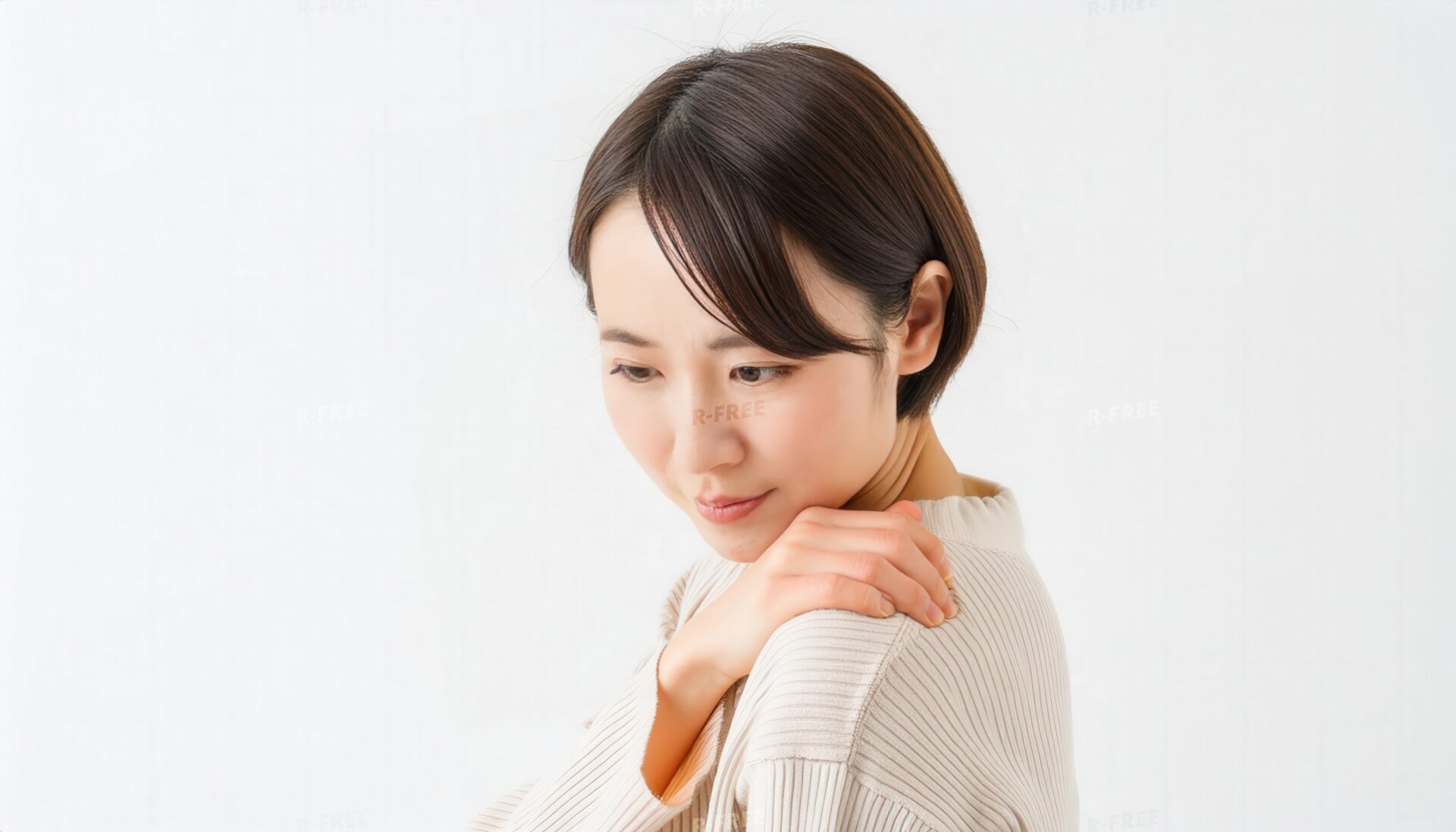 肩を押さえる女性（2）