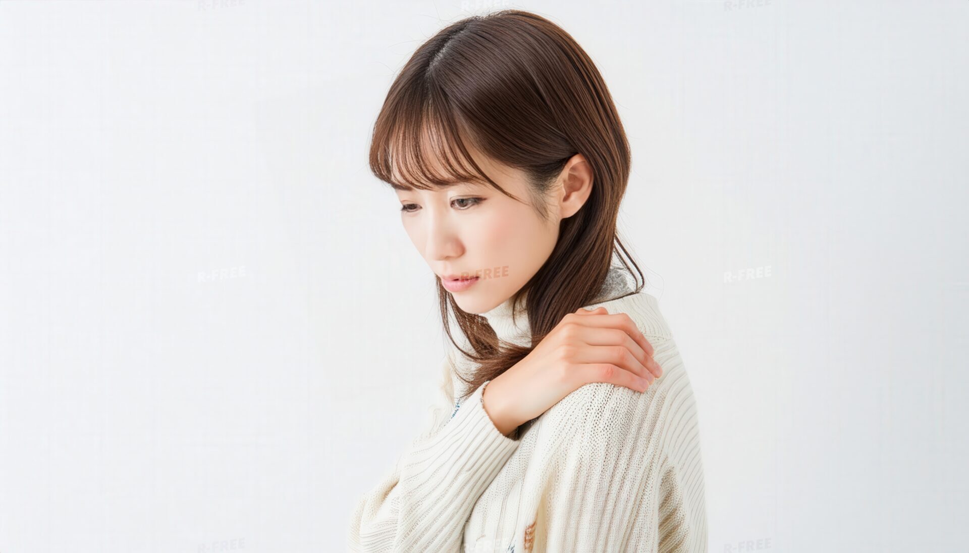 肩を押さえる女性（4）