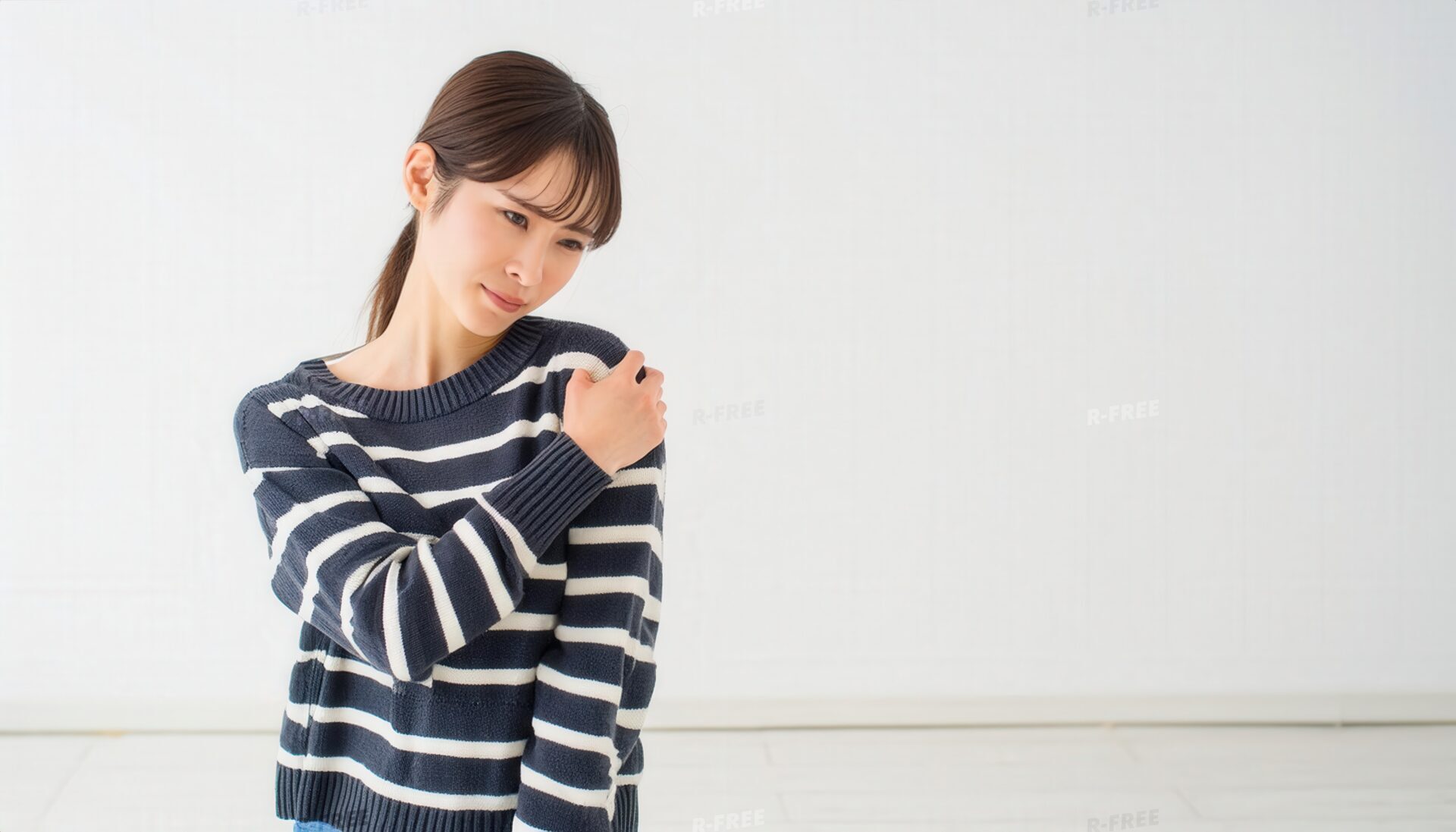 肩を押さえる女性（6）