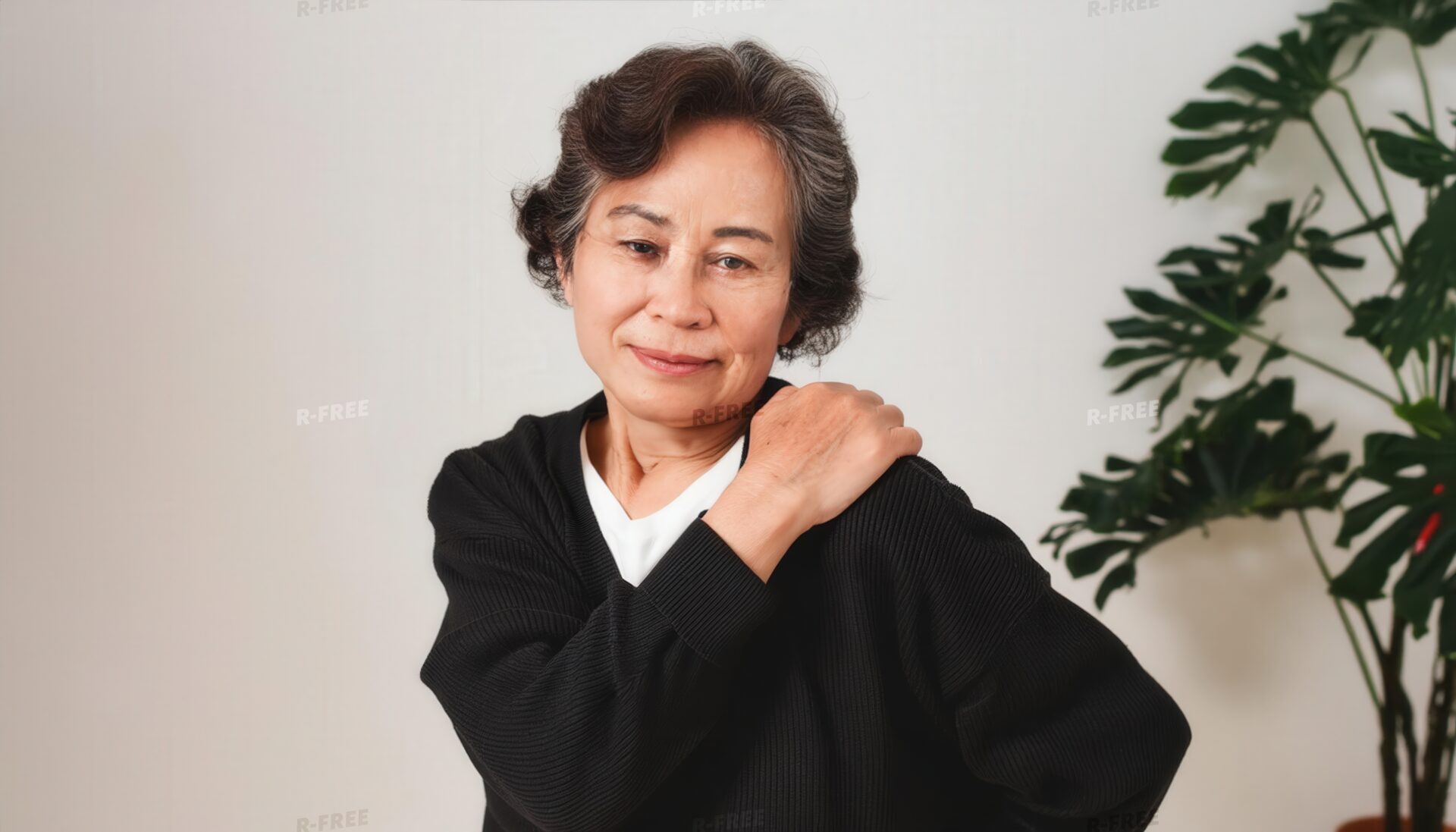肩を押さえる女性（9）