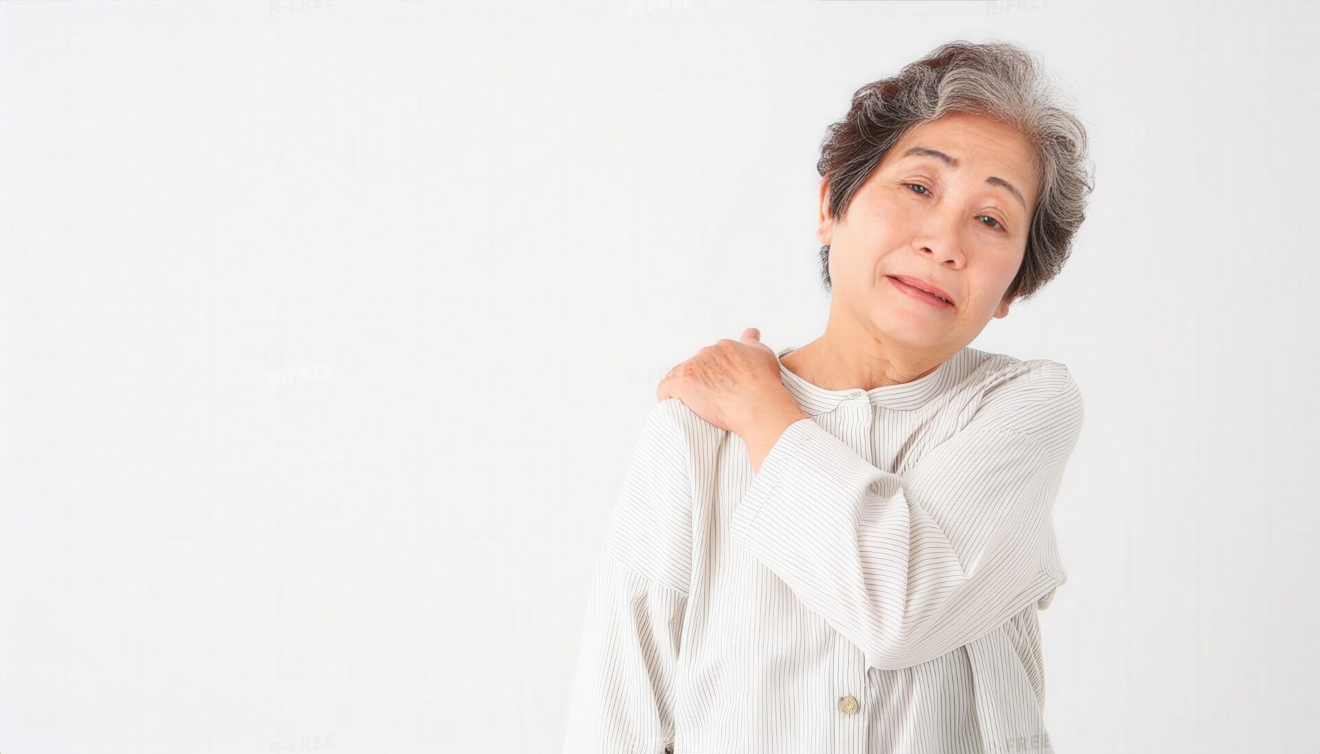 肩を押さえる女性（10）