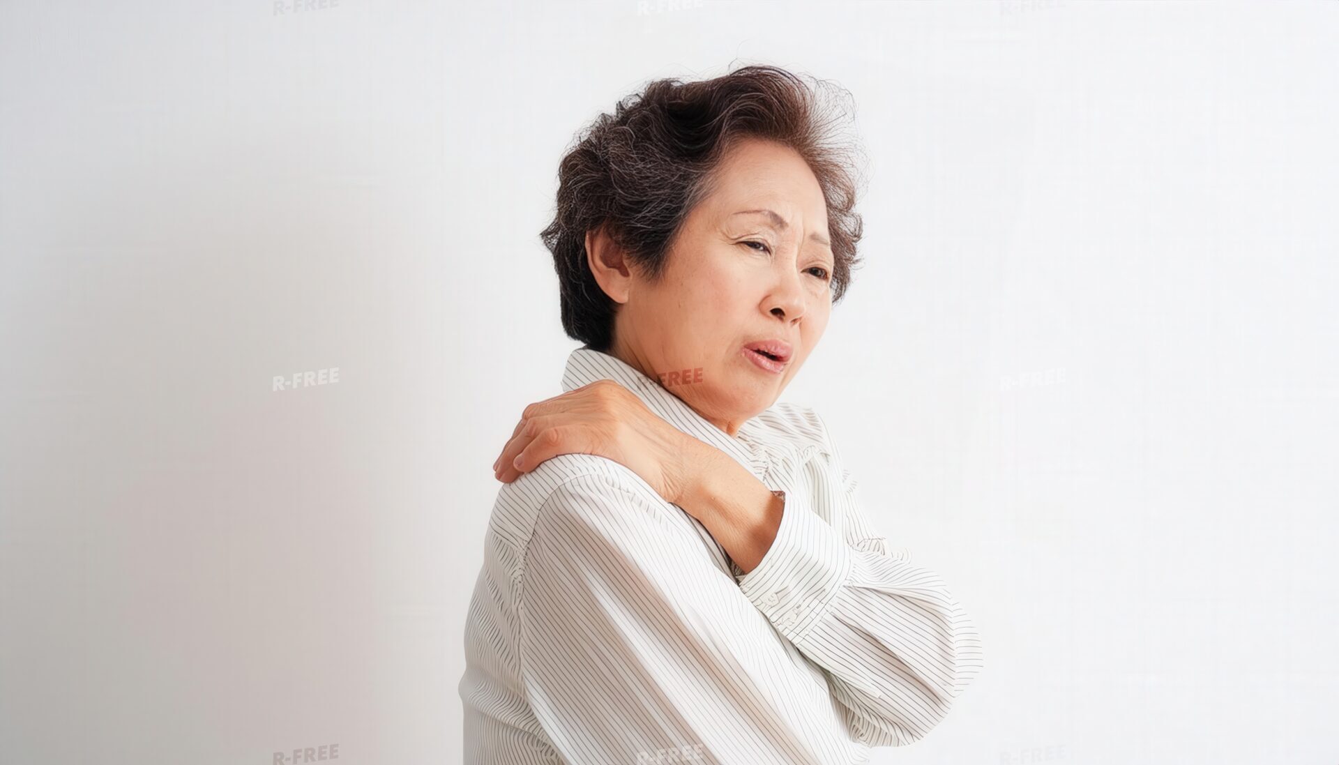 肩を押さえる女性（12）