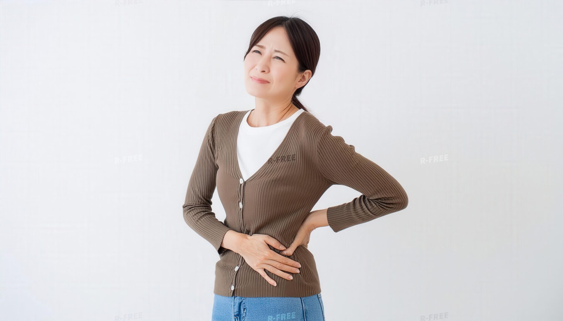 腰に手を当てた女性