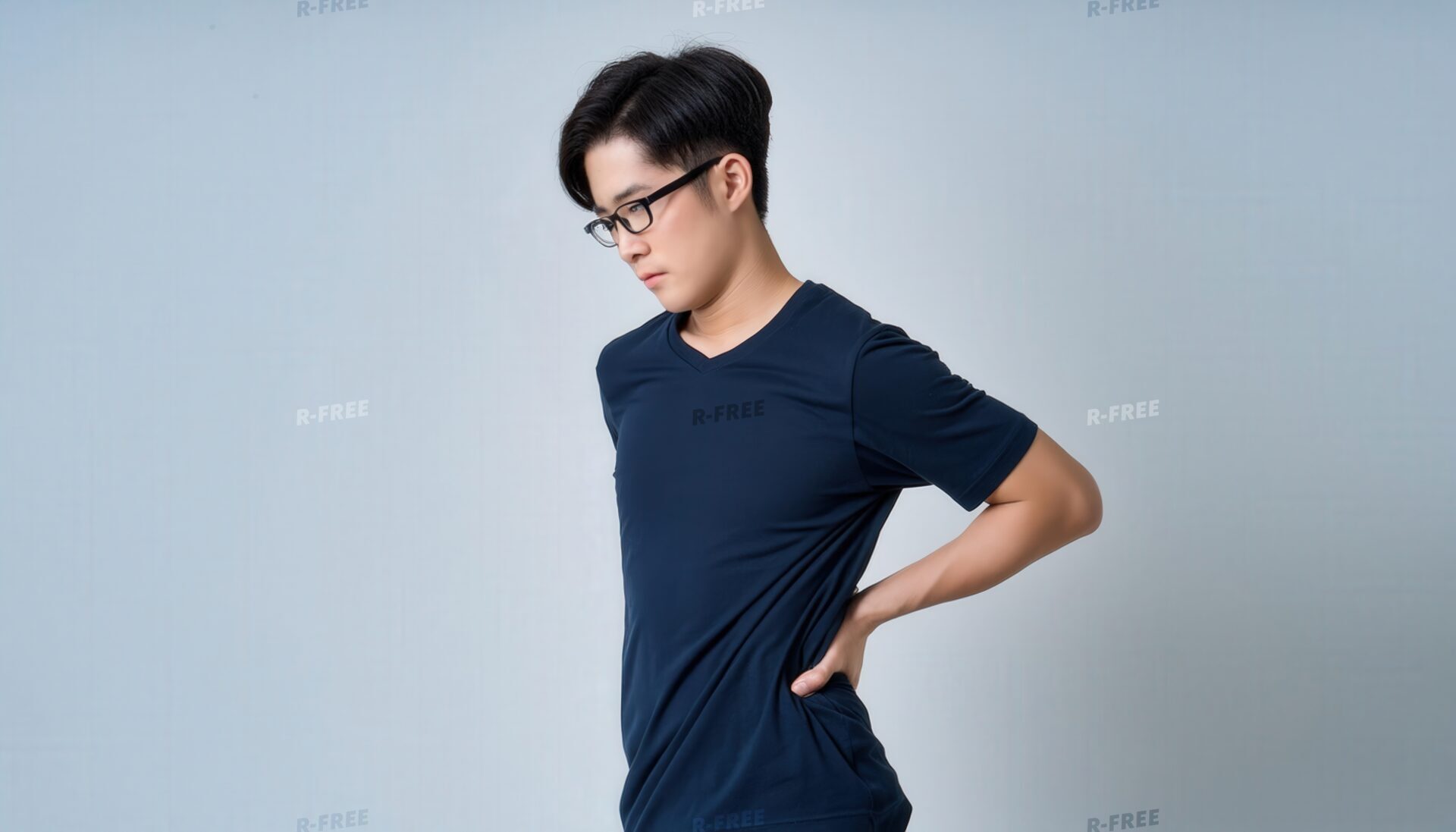 腰を押さえる若い男性