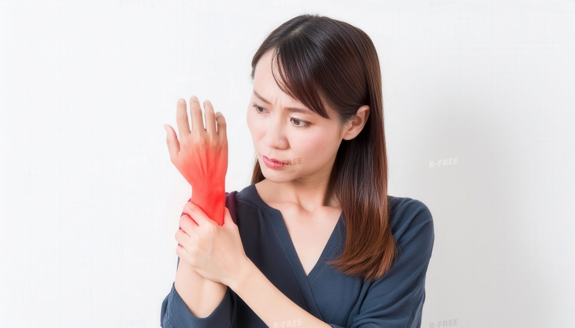 Vネックで赤いエフェクトの左手首を押さえる女性