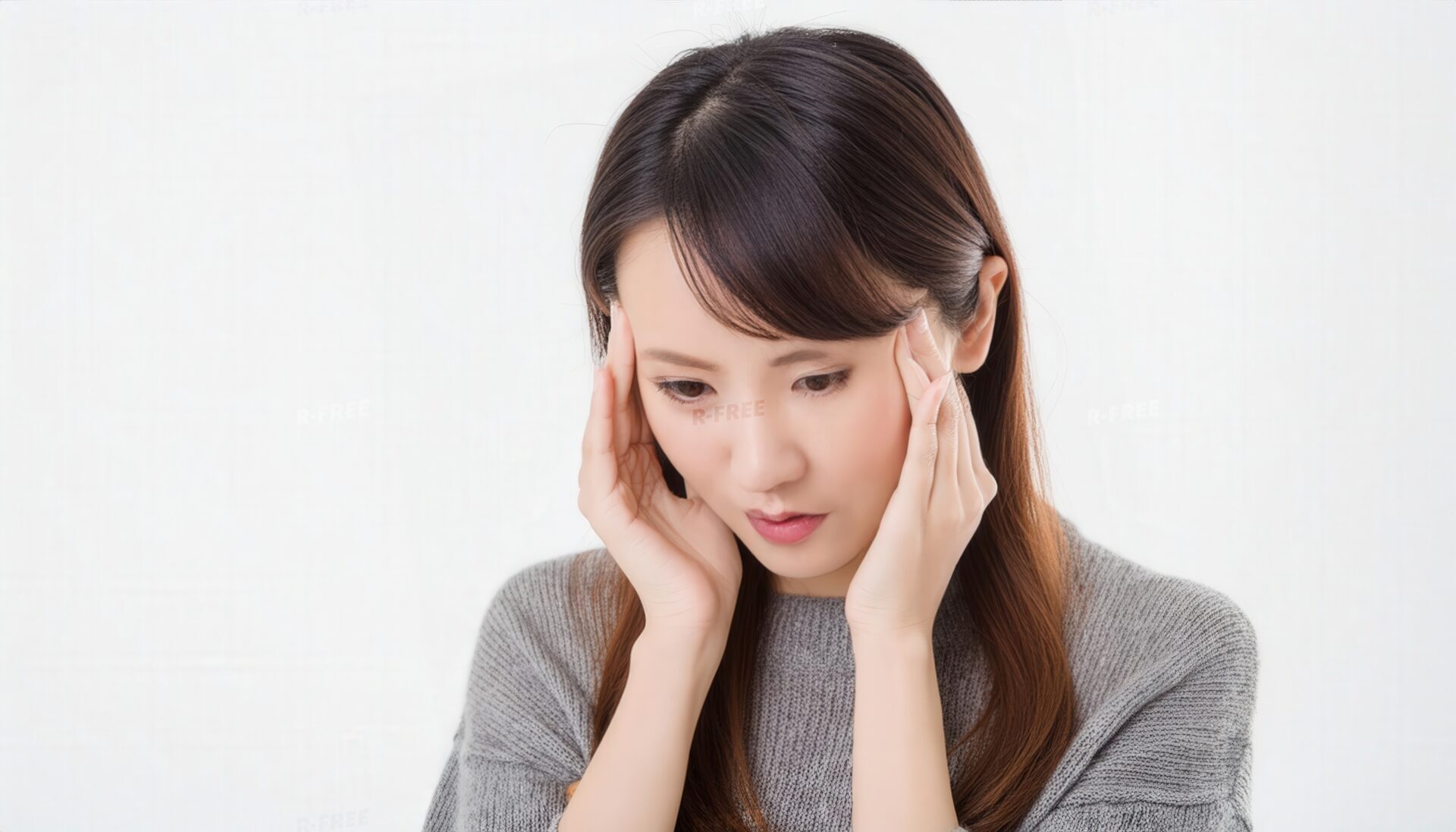 頭痛に悩む女性