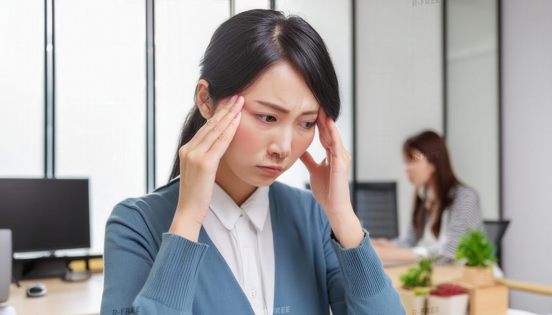 オフィスでストレスを感じる女性