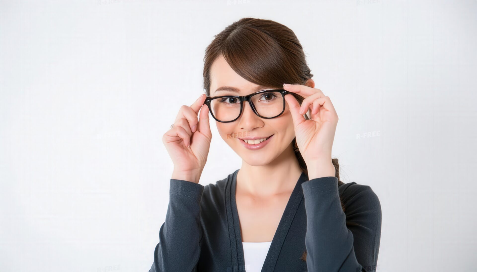 メガネを調整する女性1