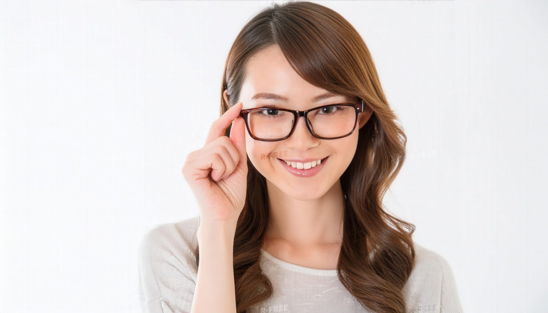 メガネを調整する女性2