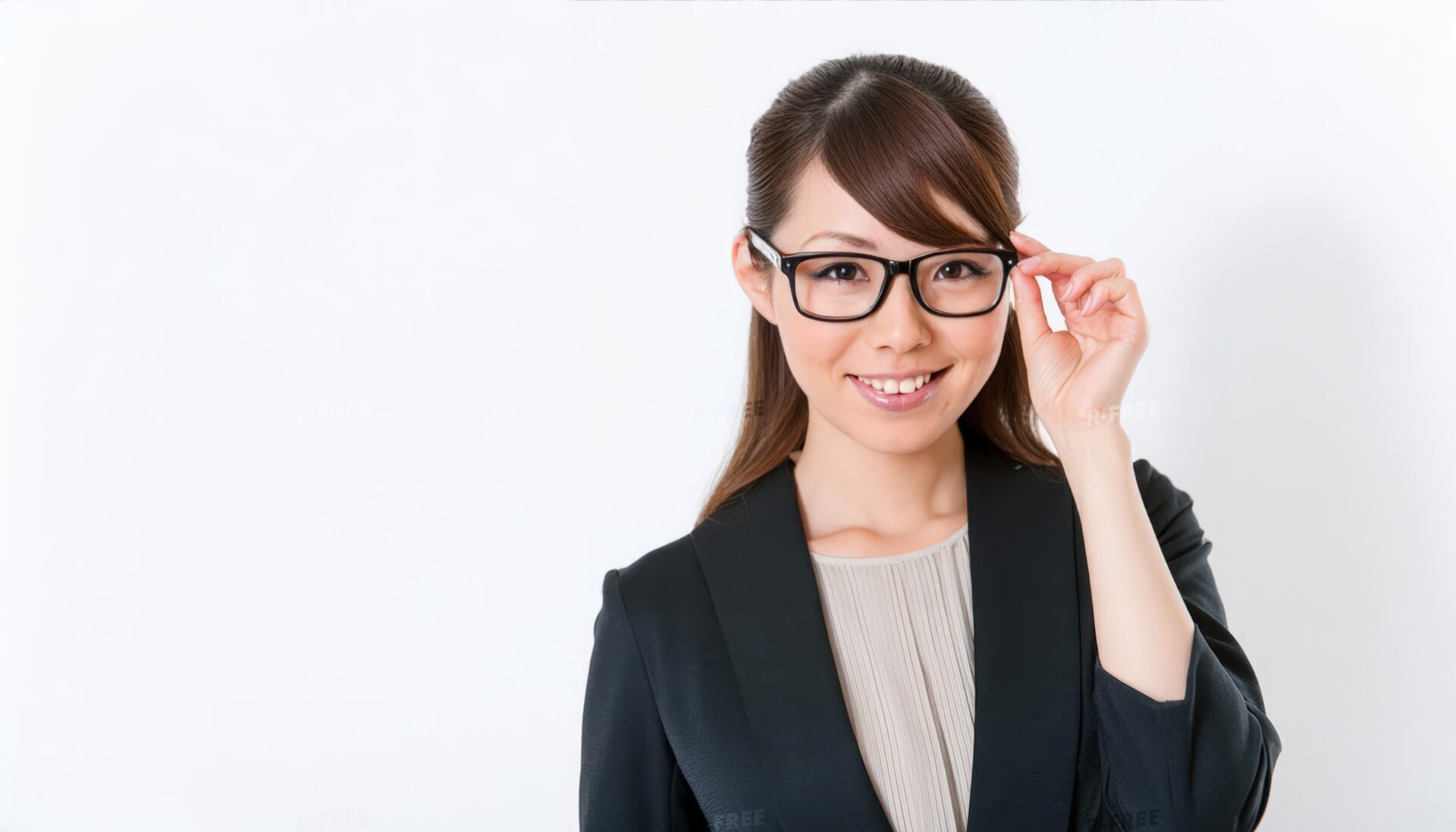 黒いメガネの女性