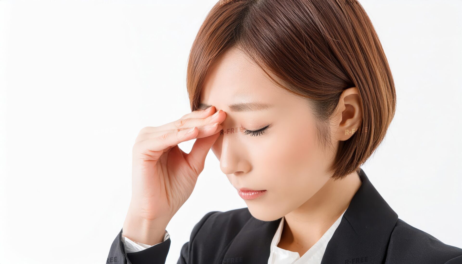 目の疲れで目を押さえる人(3)
