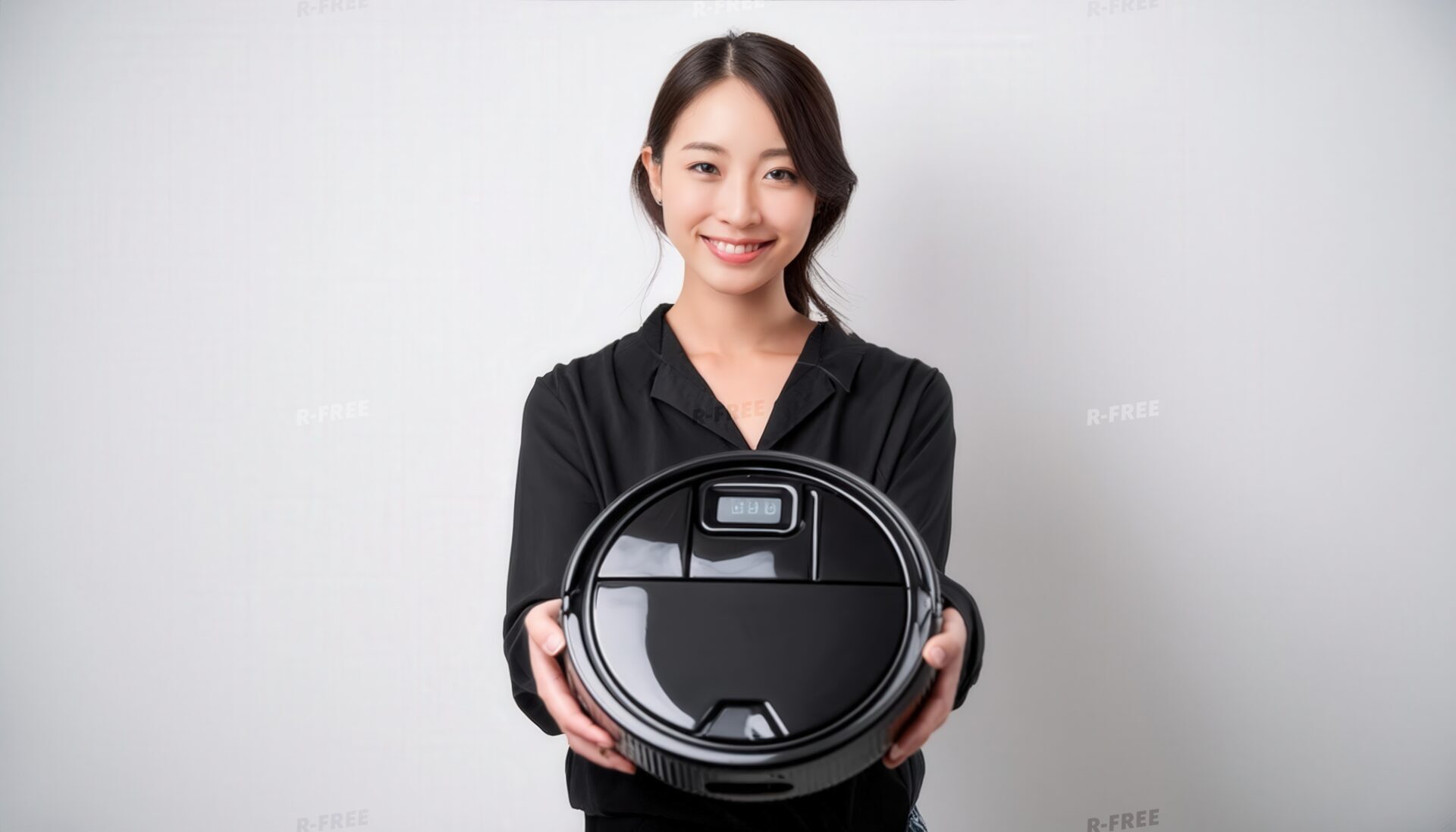 白背景でロボット掃除機を前に示すビジネスパーソン