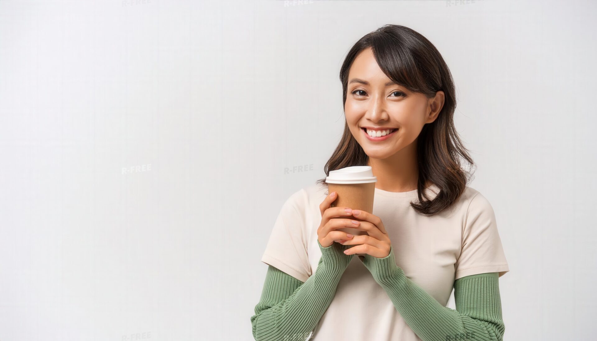 白背景で紙カップを持つ若い女性